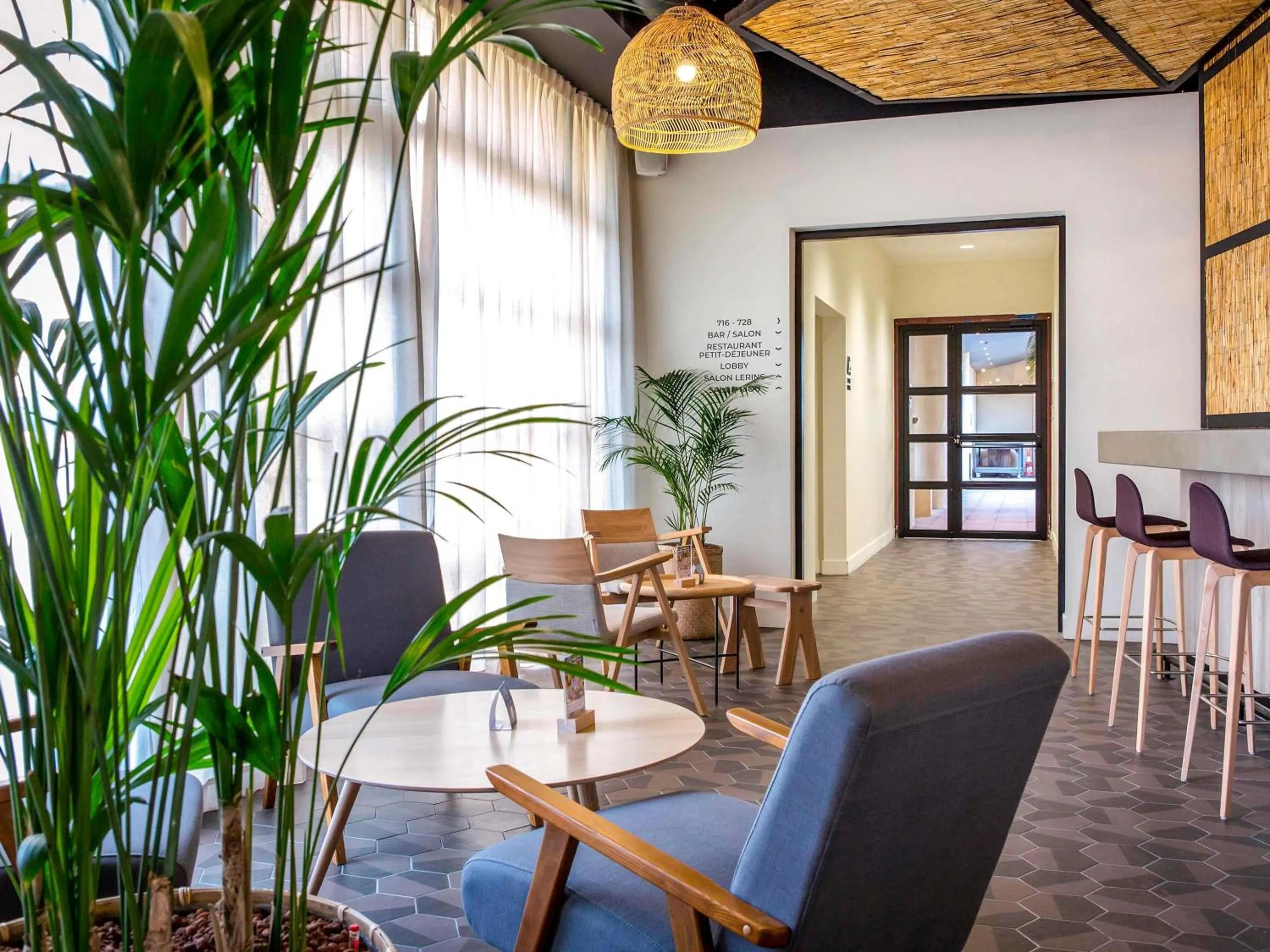 Lounge or bar in Mercure Cannes Mandelieu