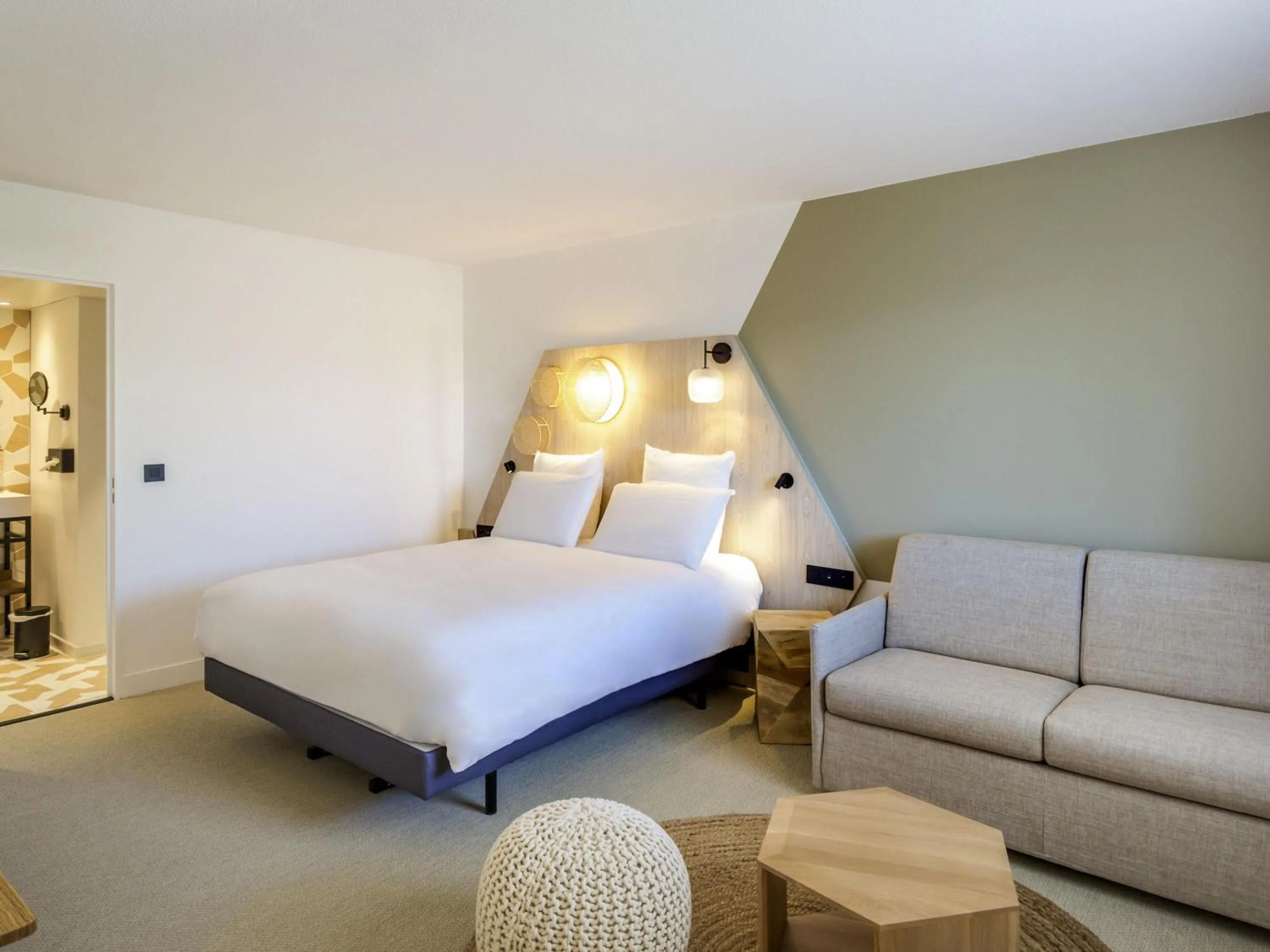 Bedroom, Bed in Mercure Cannes Mandelieu