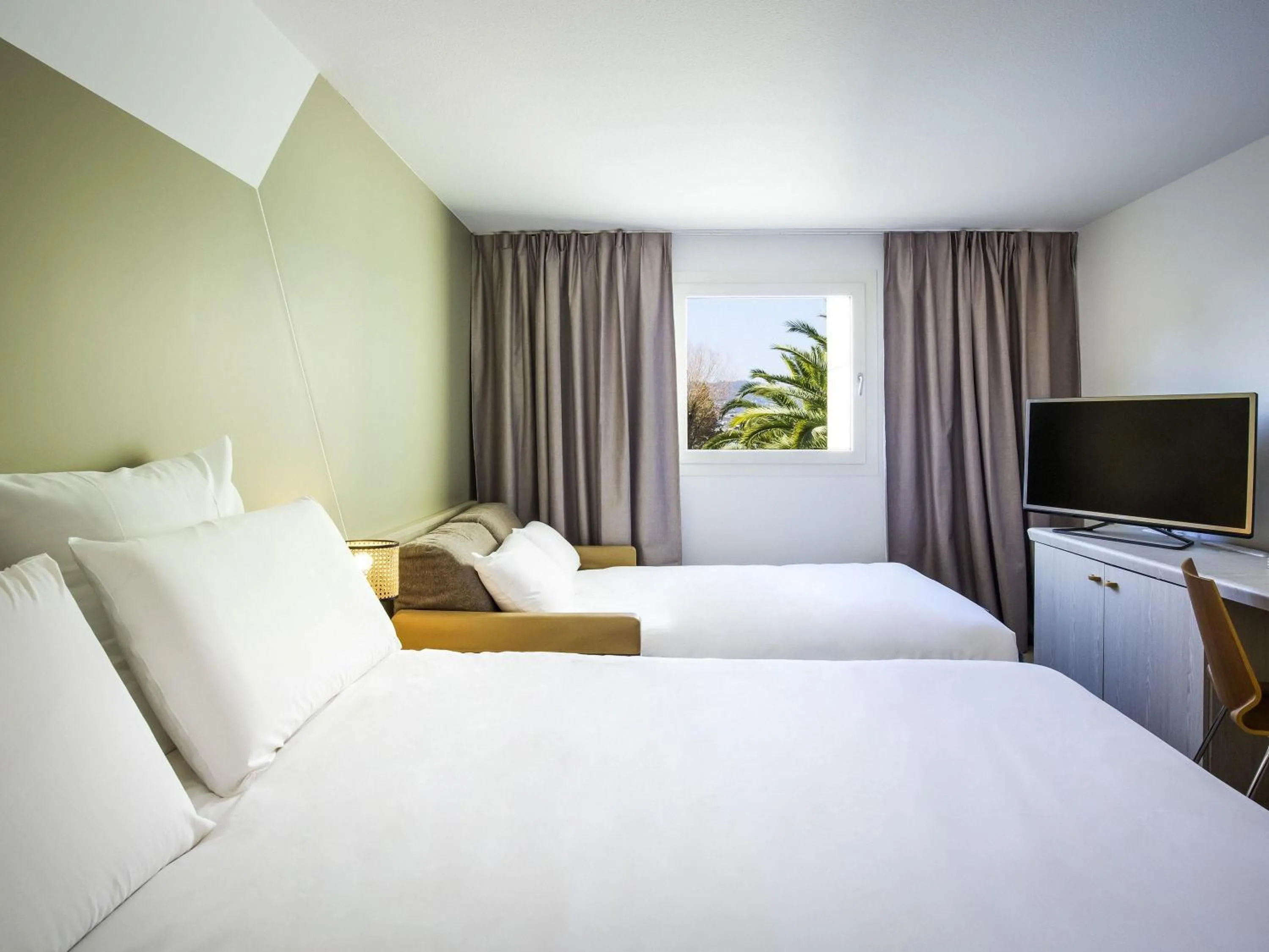 Bedroom, Bed in Mercure Cannes Mandelieu