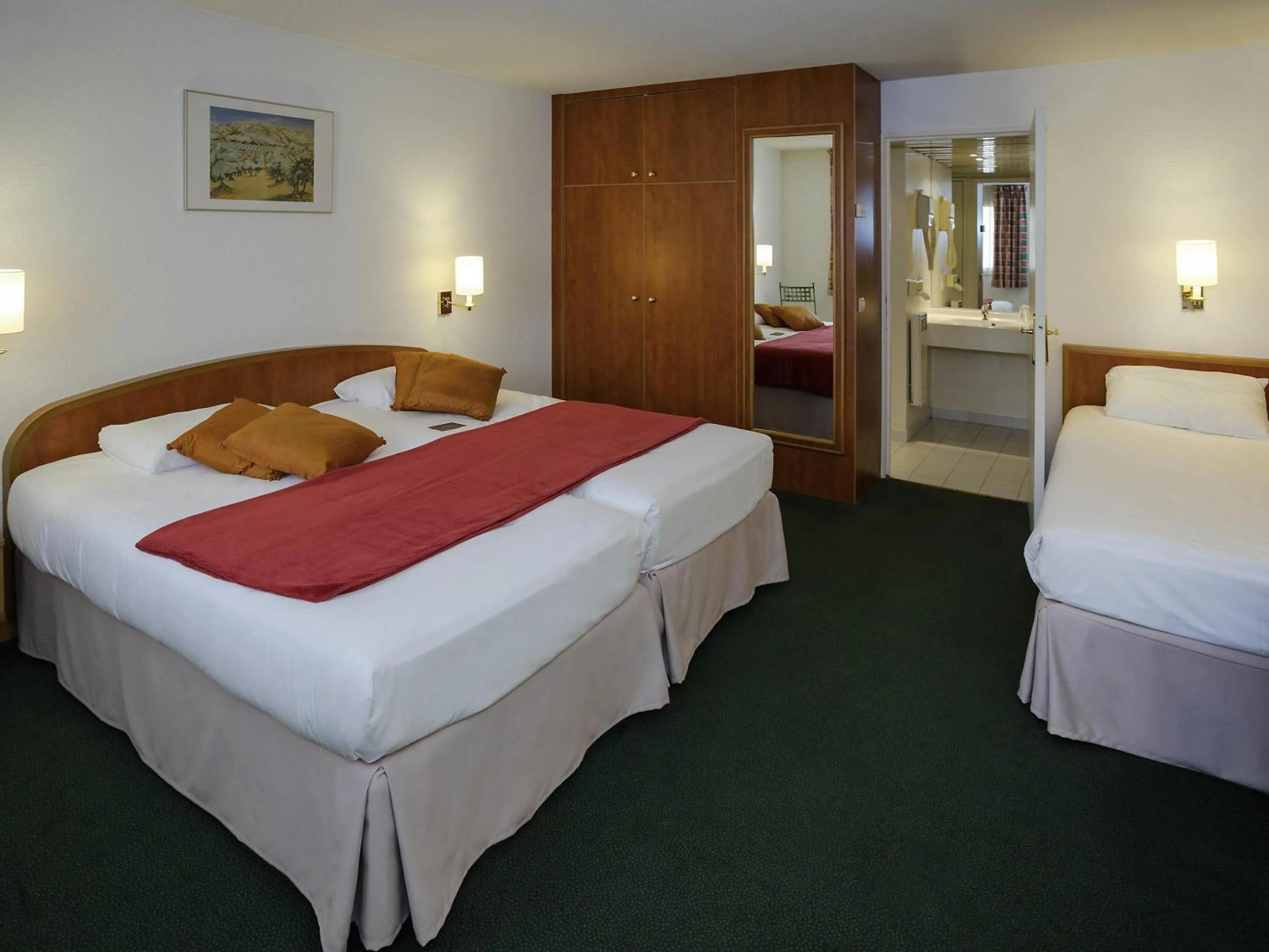 Bedroom, Bed in Mercure Cannes Mandelieu