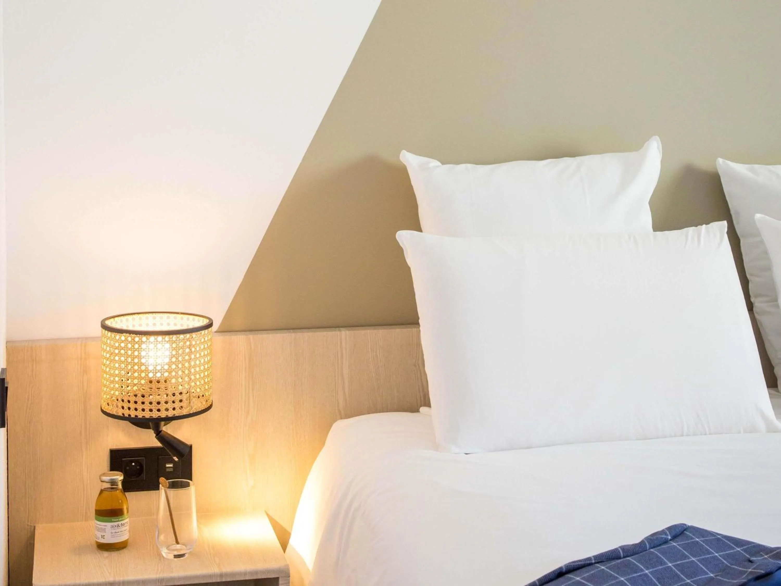 Bedroom, Bed in Mercure Cannes Mandelieu