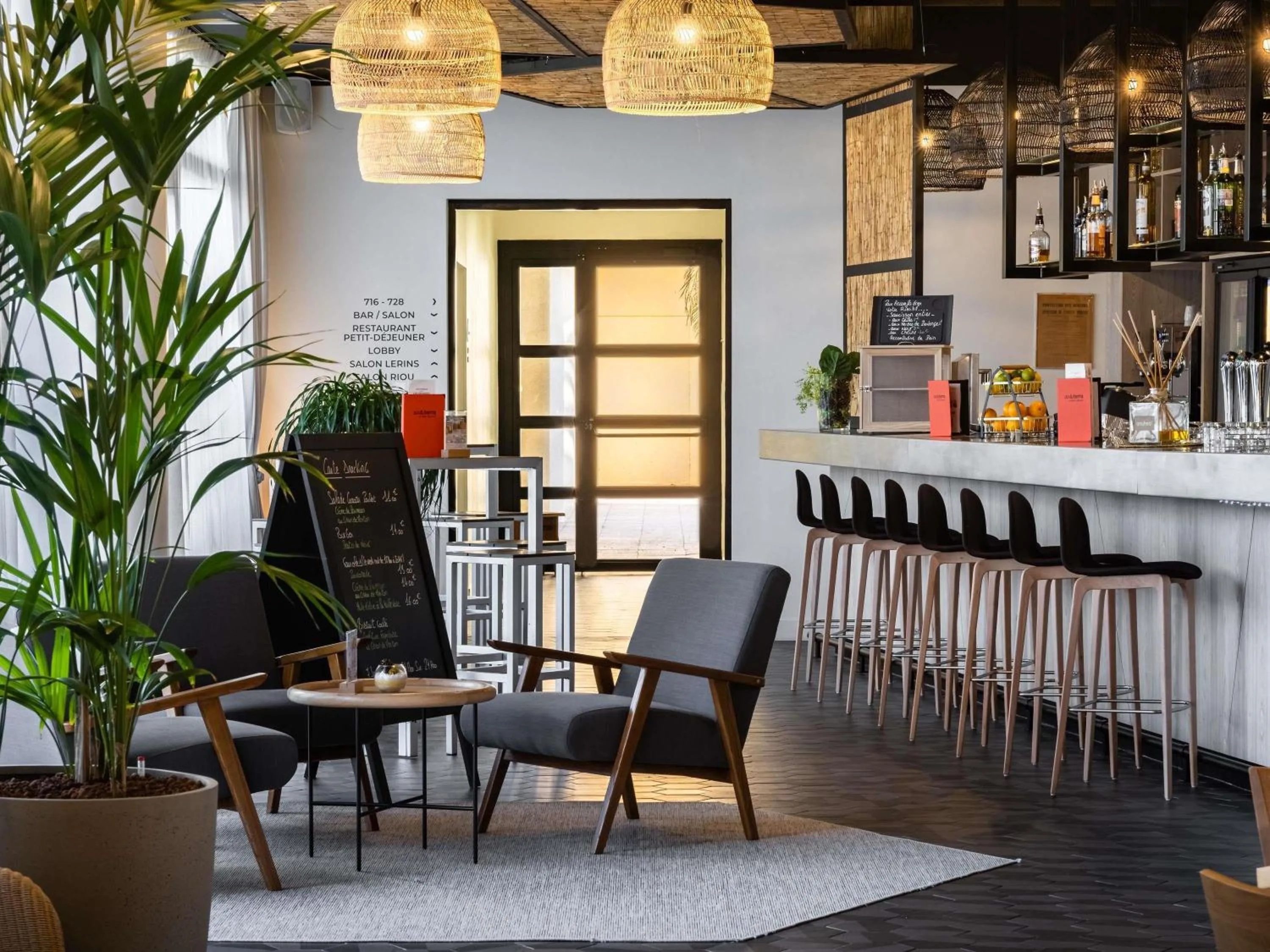 Lounge or bar in Mercure Cannes Mandelieu