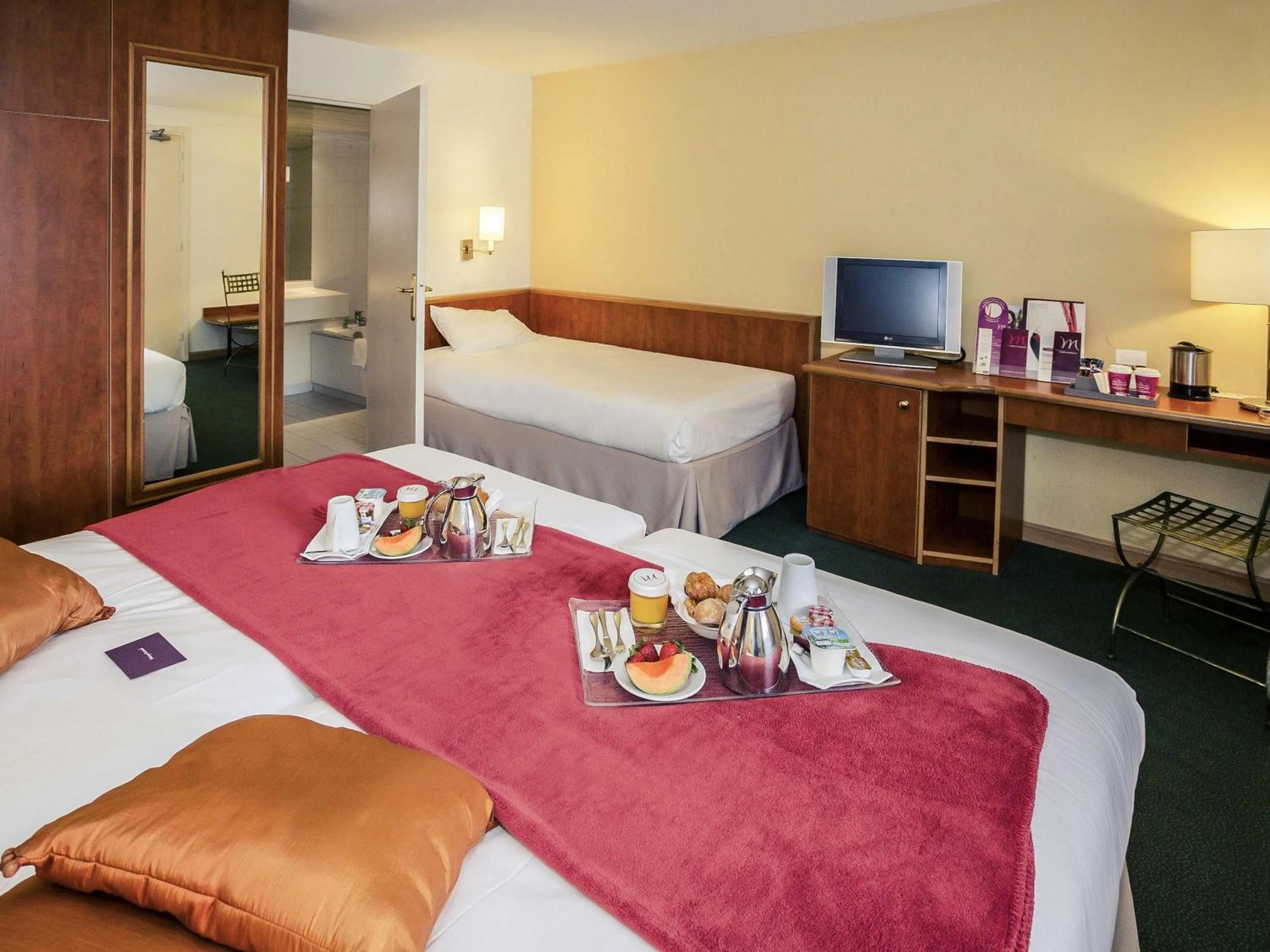 Bedroom, Bed in Mercure Cannes Mandelieu