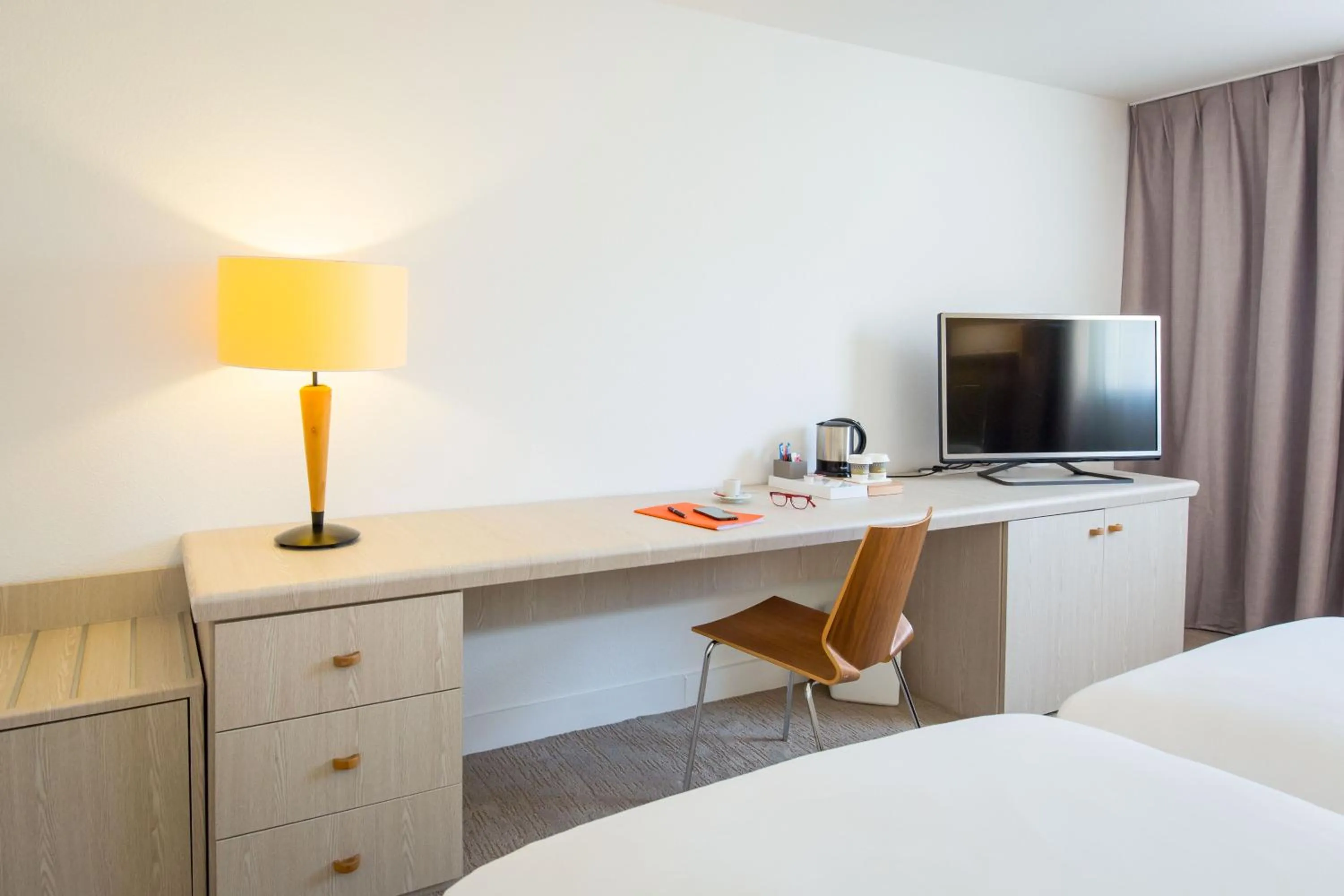 TV and multimedia, Bed in Mercure Cannes Mandelieu