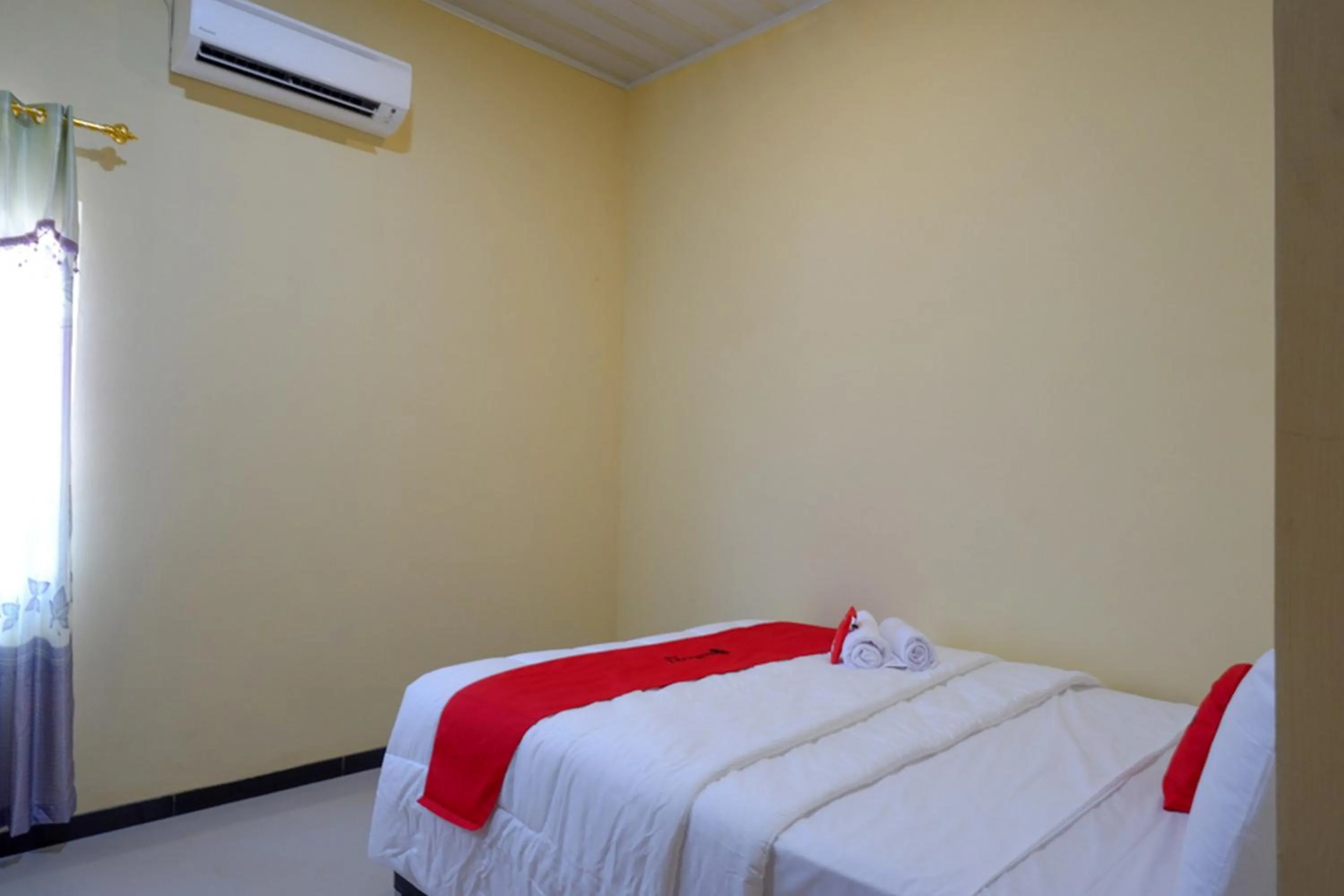 Bed in RedDoorz Syariah near Alun Alun Pati
