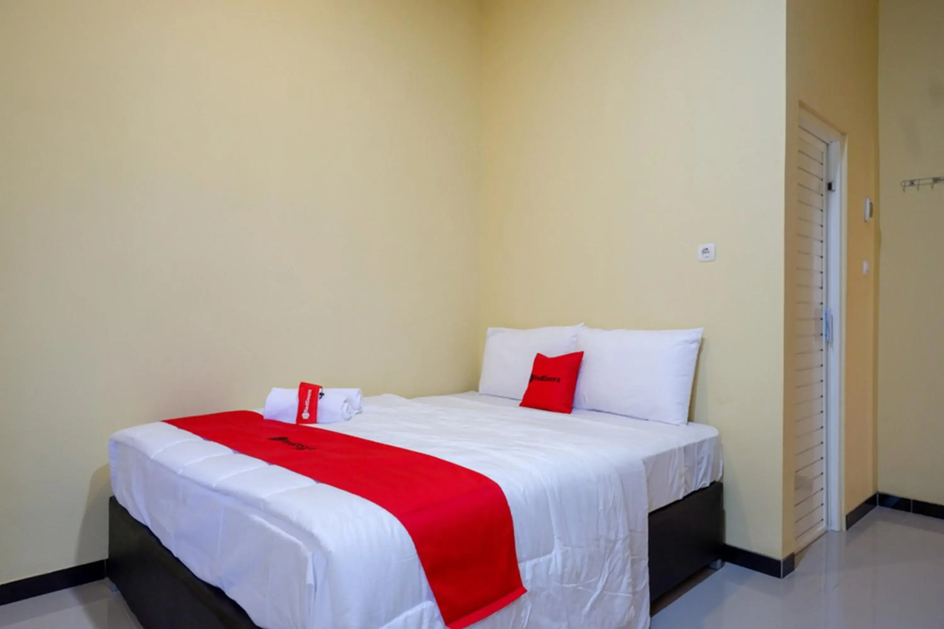 Double Room in RedDoorz Syariah near Alun Alun Pati Double Room in RedDoorz Syariah near Alun Alun Pati