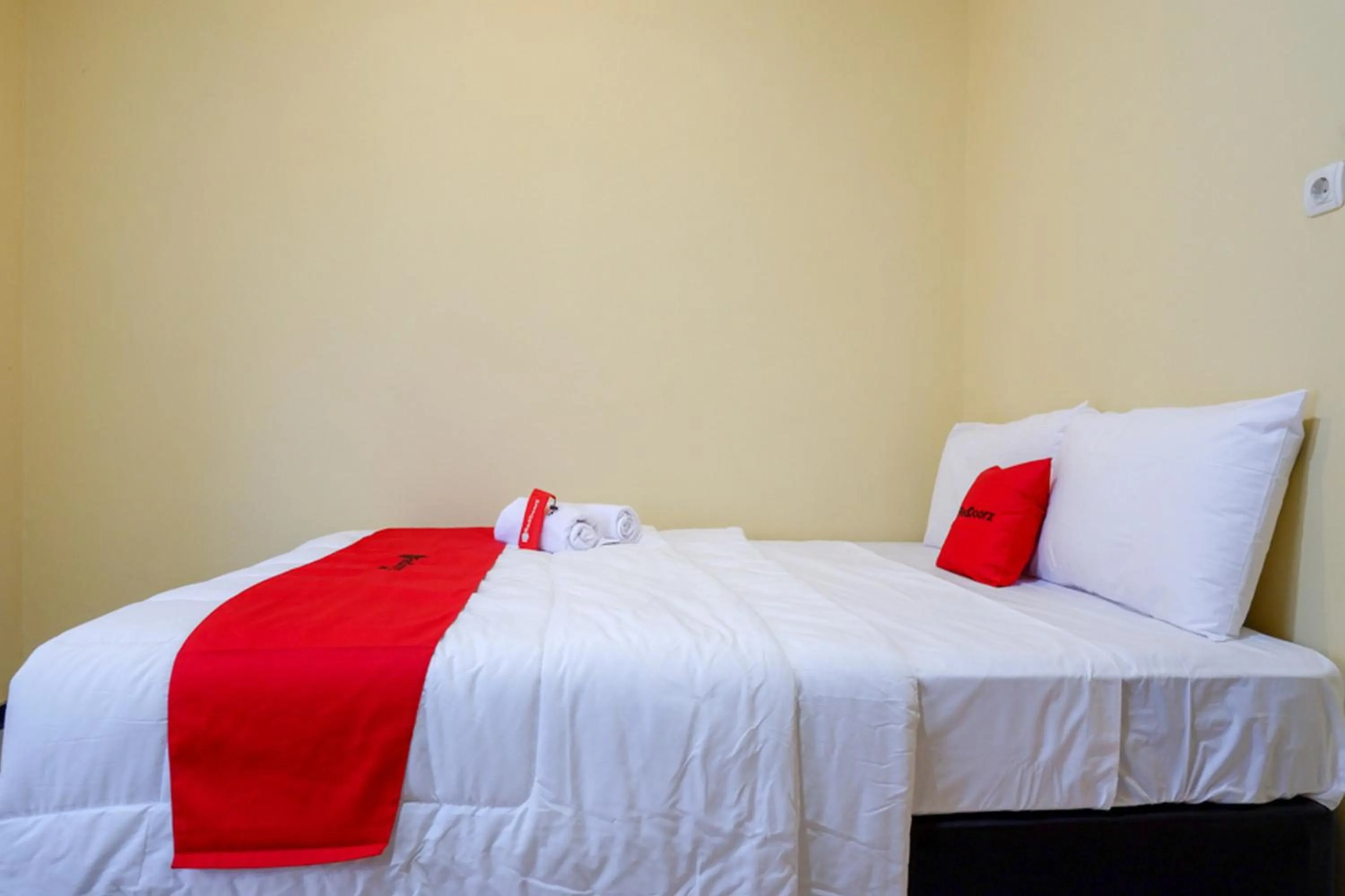 Bed in RedDoorz Syariah near Alun Alun Pati