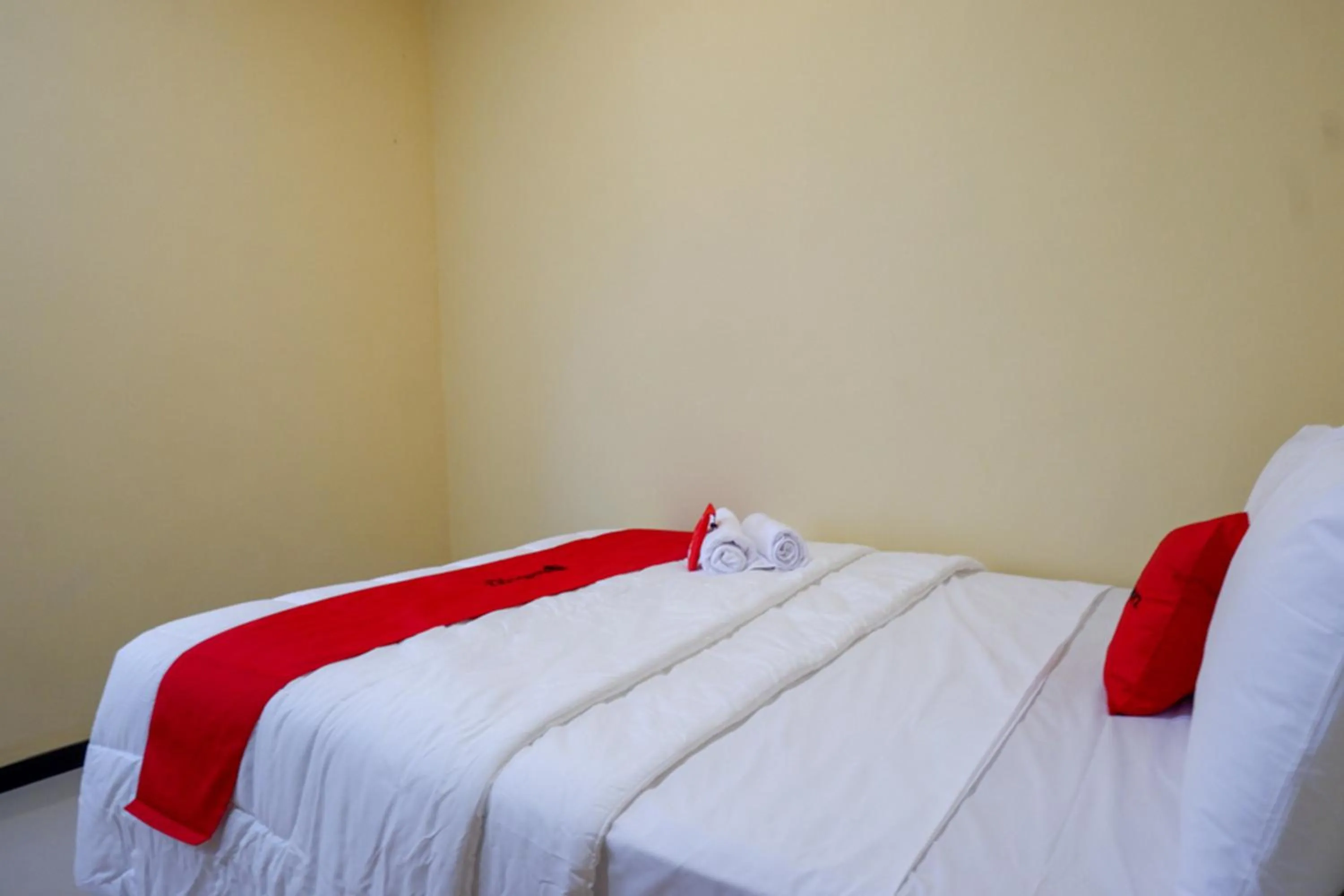 Bed in RedDoorz Syariah near Alun Alun Pati