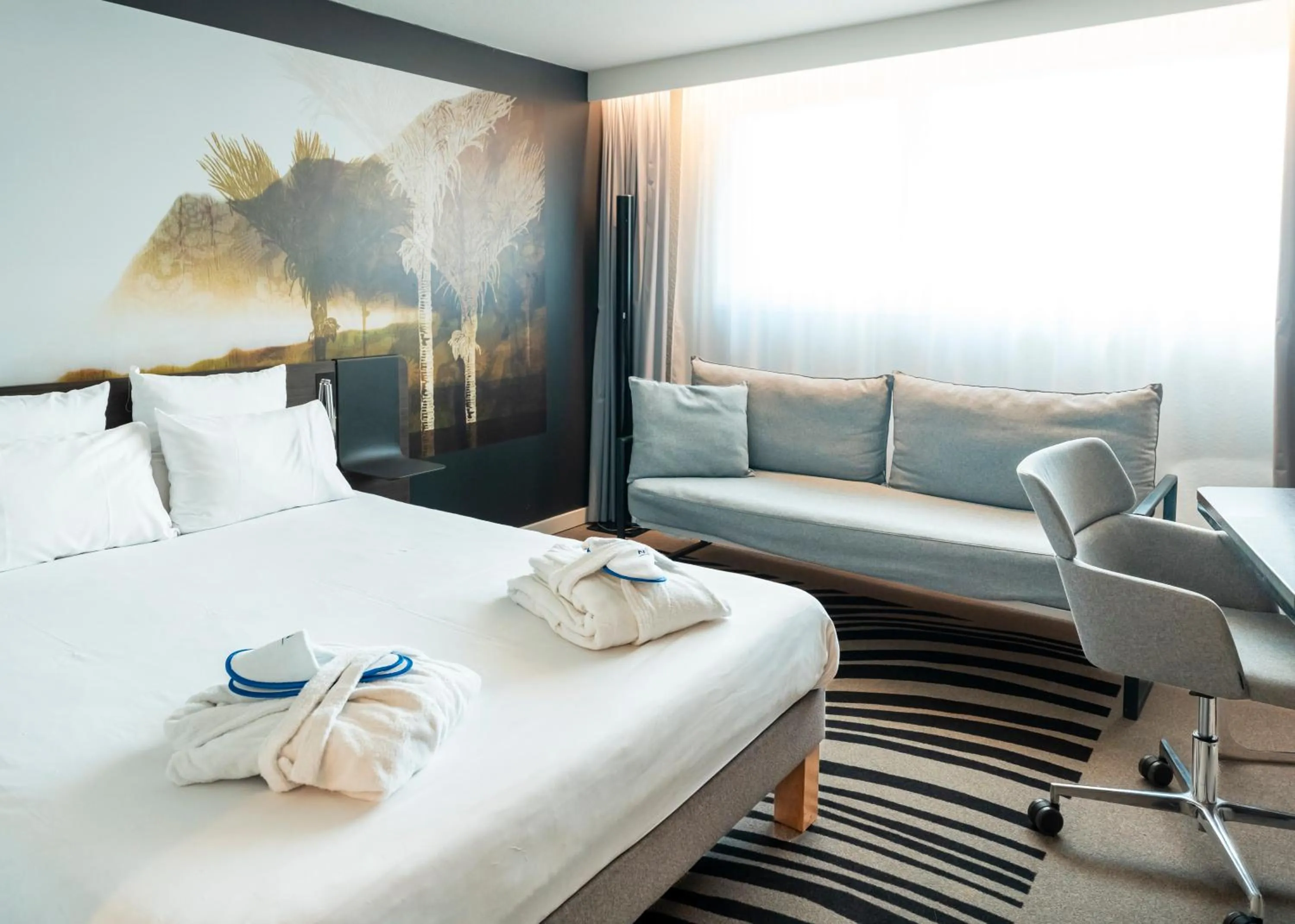 Bed in Novotel Caen Côte de Nacre