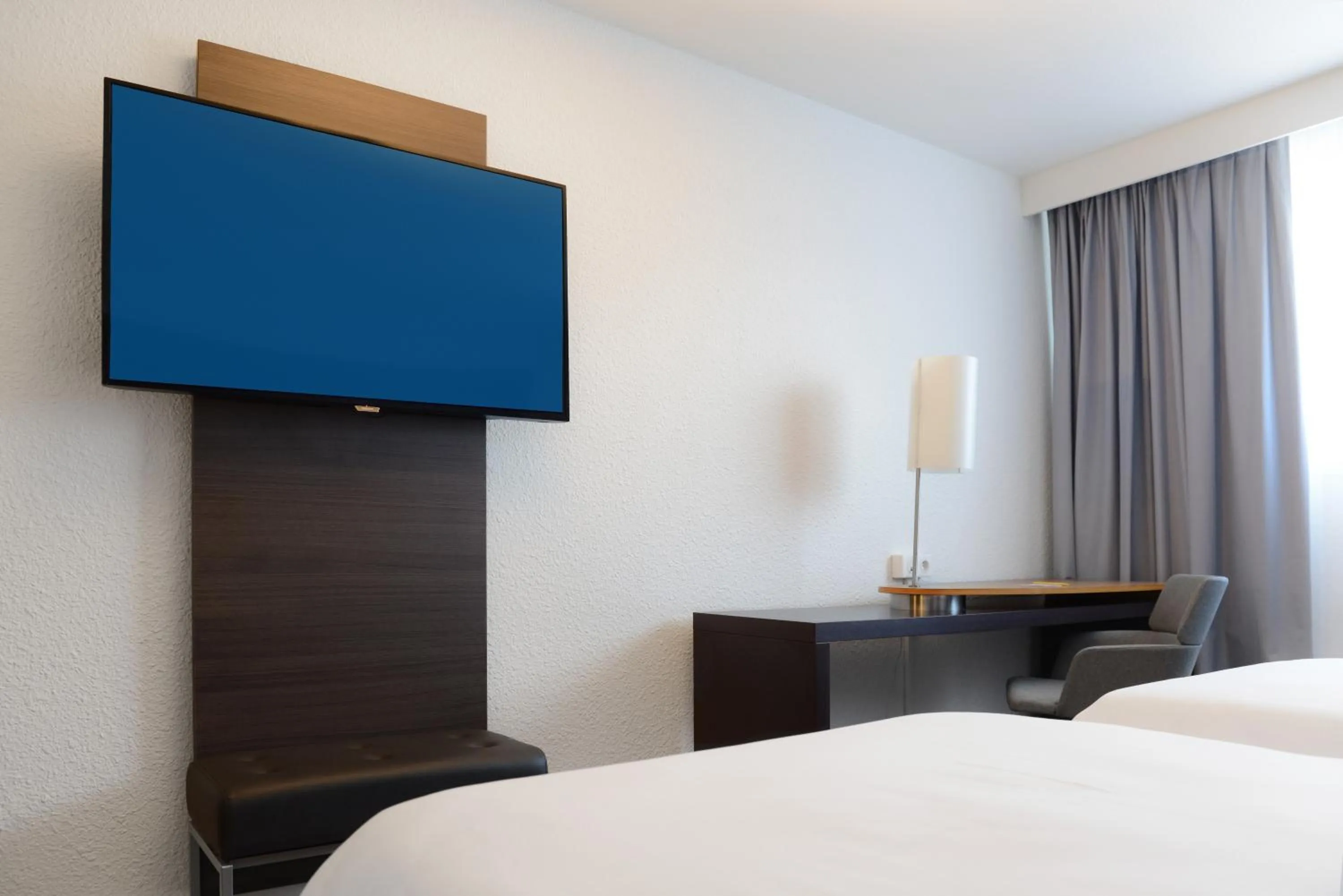 Bedroom, Bed in Novotel Caen Côte de Nacre