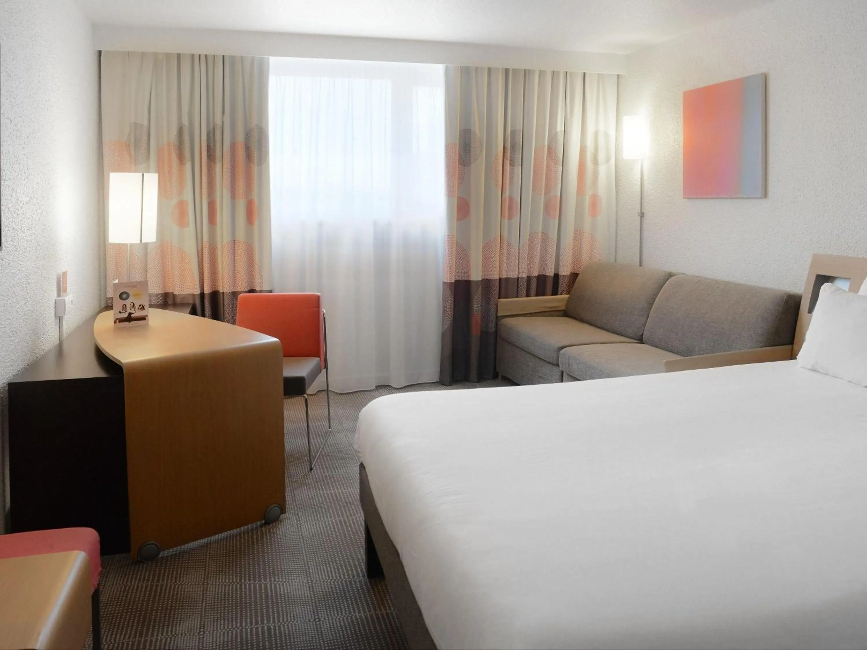 Bedroom, Bed in Novotel Caen Côte de Nacre