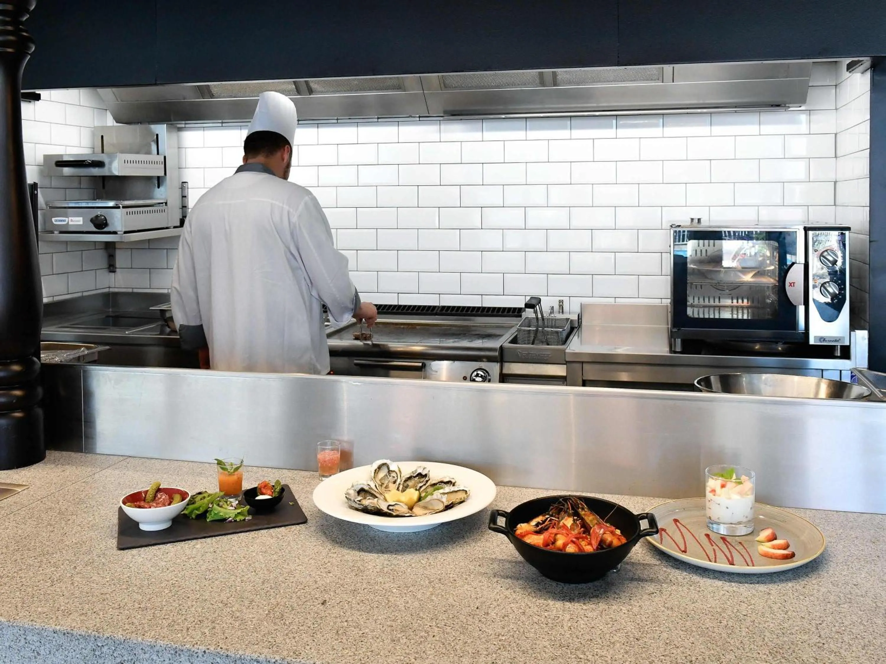 Restaurant/places to eat in Novotel Caen Côte de Nacre