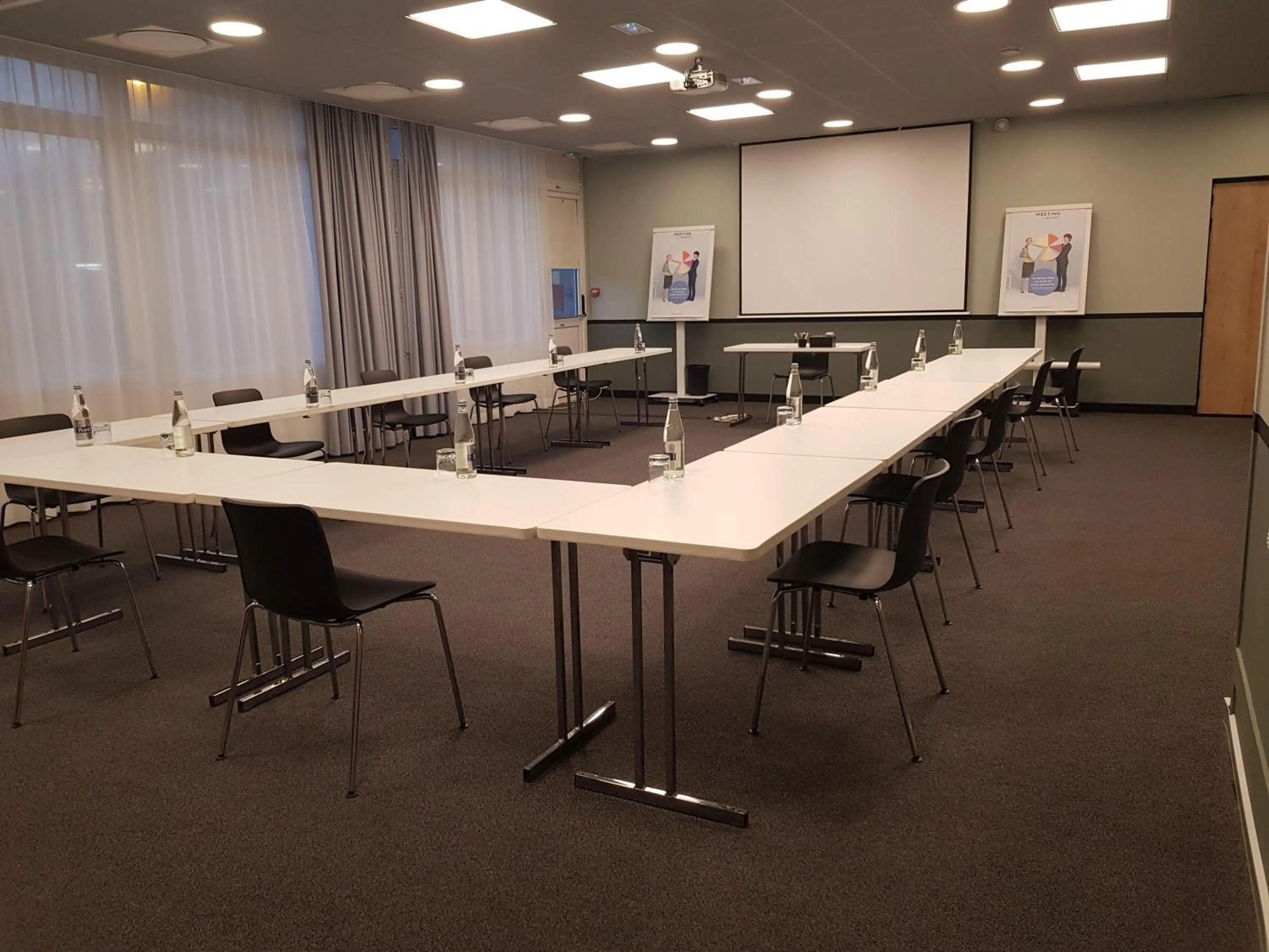 Meeting/conference room in Novotel Caen Côte de Nacre