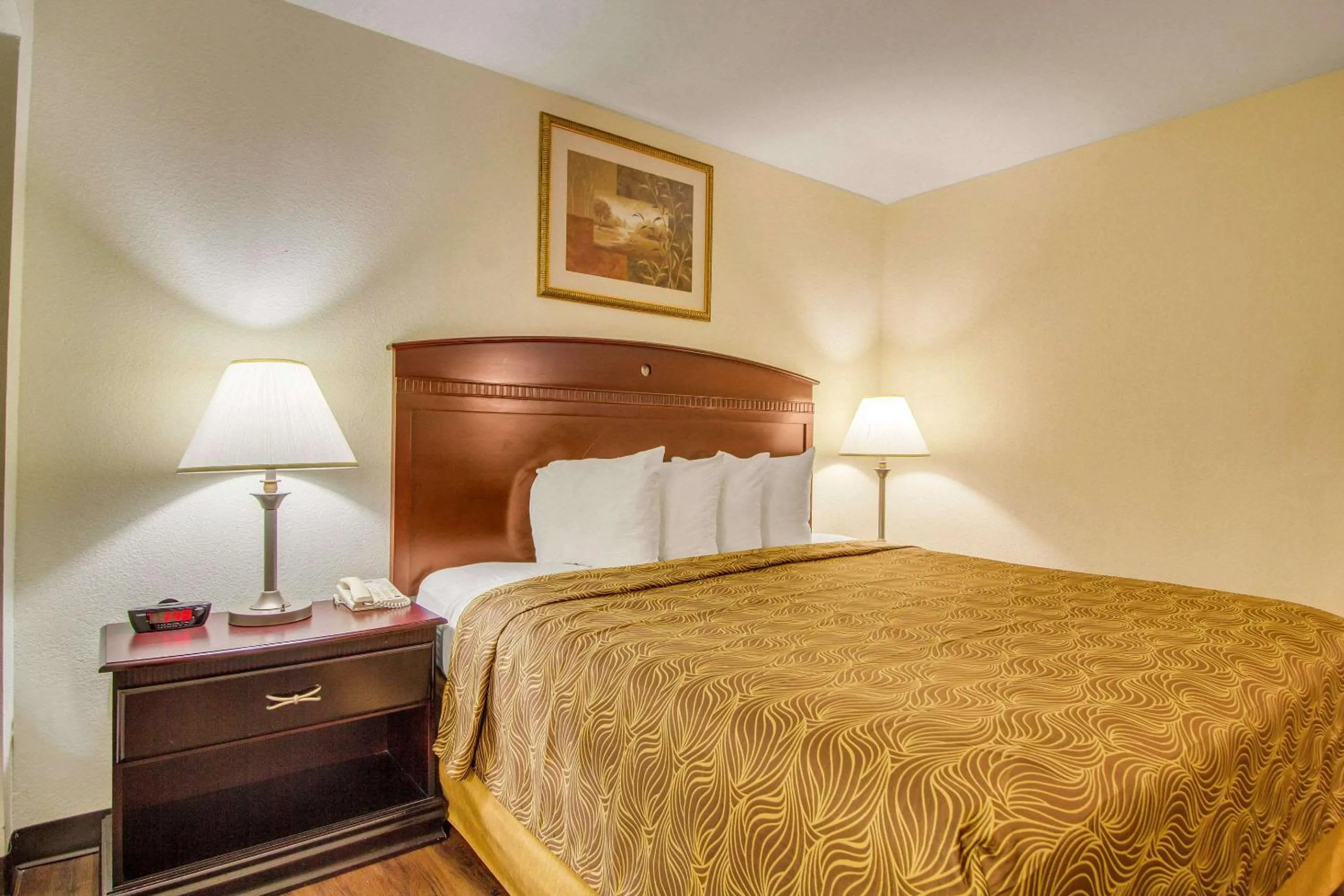 Bedroom, Bed in MainStay Suites Texas Medical Center-Reliant Park