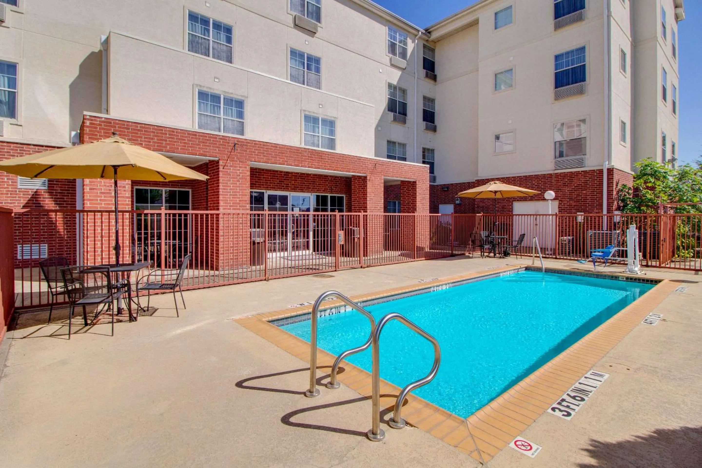 Swimming pool in MainStay Suites Texas Medical Center-Reliant Park