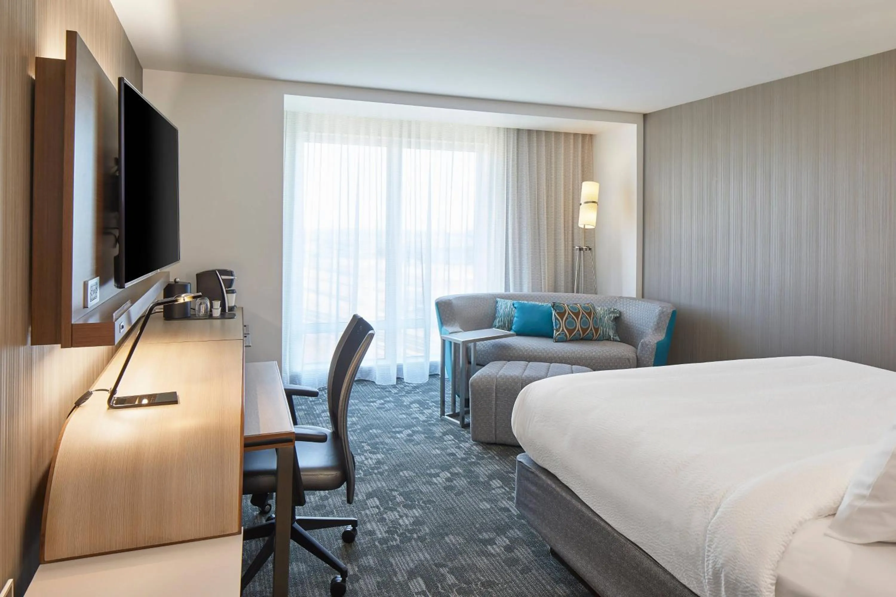 Photo of the whole room, Bed in Courtyard Baltimore Downtown/McHenry Row