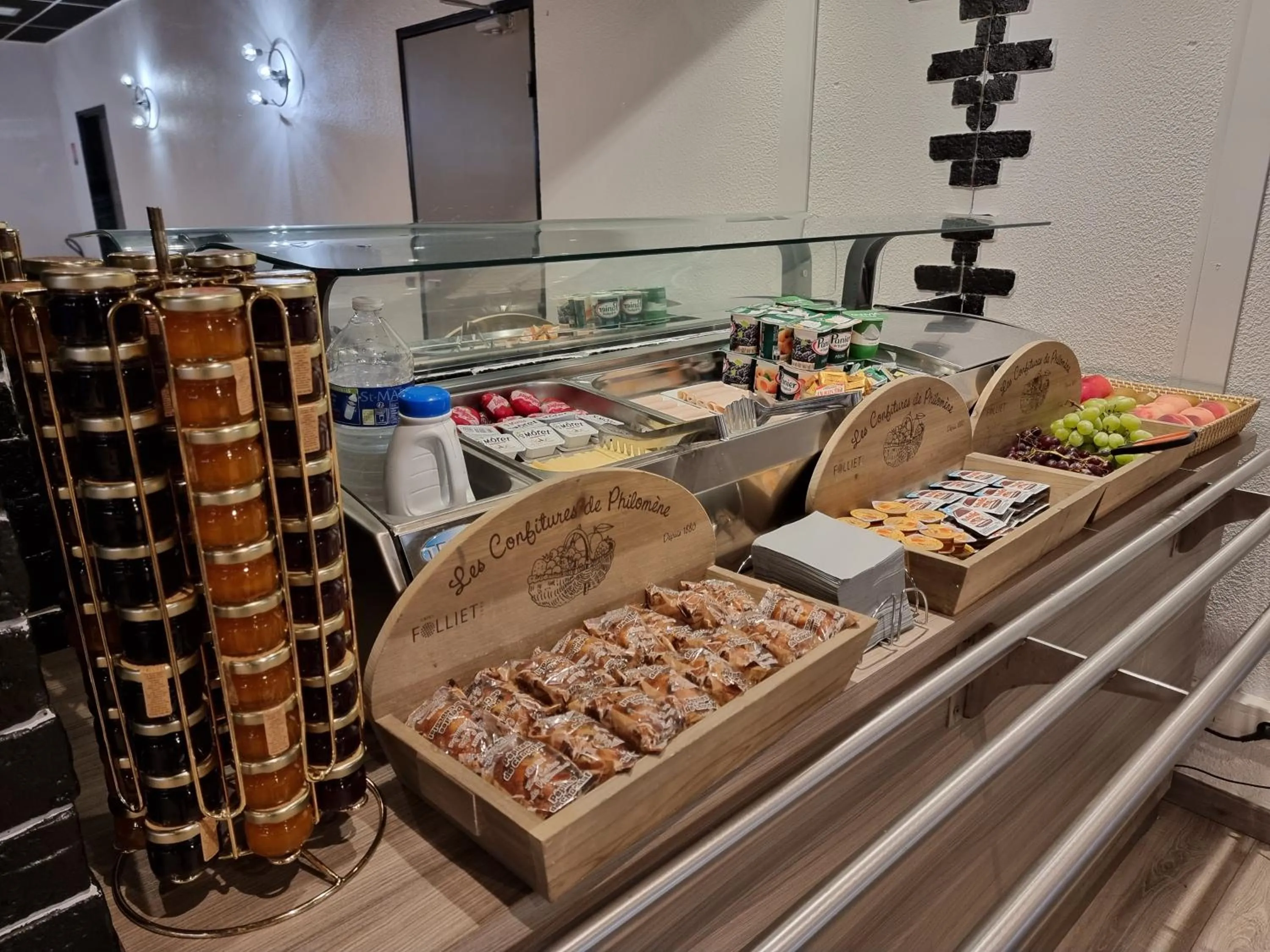 Buffet breakfast in Hôtel Restaurant Le Relais - Pau Nord