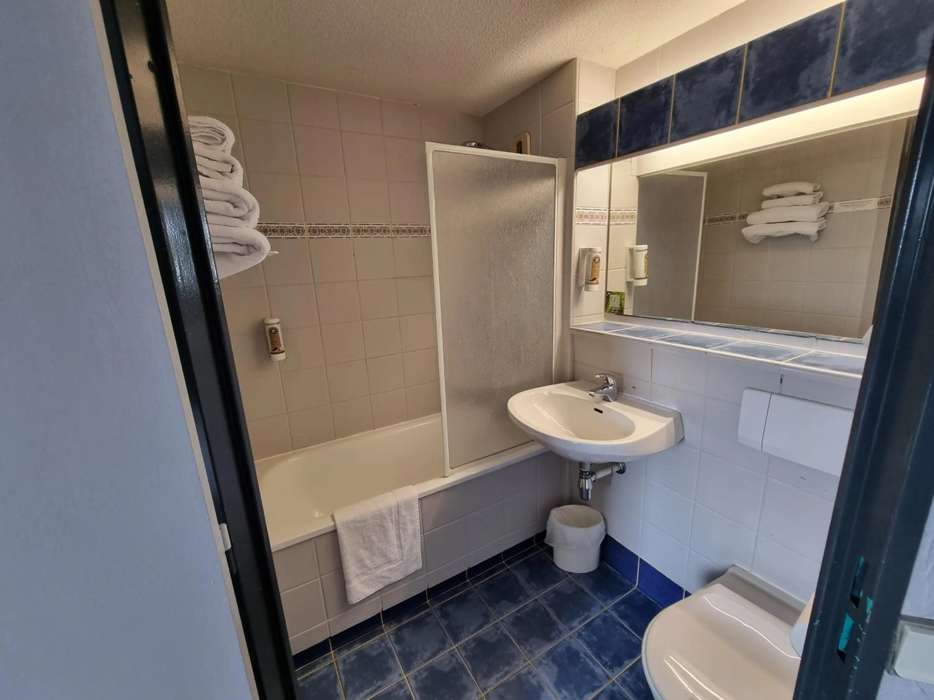 Bathroom in Hôtel Restaurant Le Relais - Pau Nord