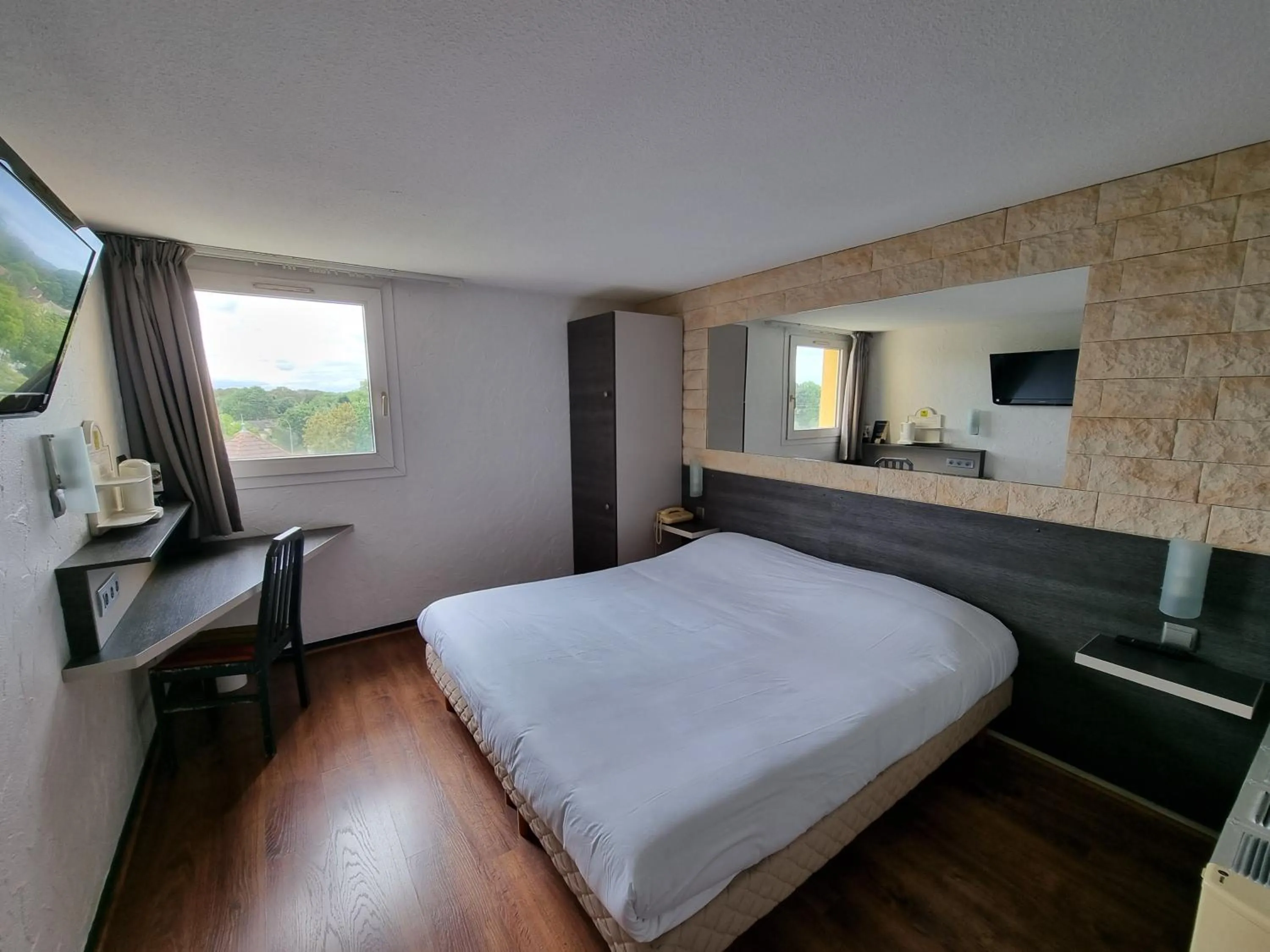 Photo of the whole room, Bed in Hôtel Restaurant Le Relais - Pau Nord