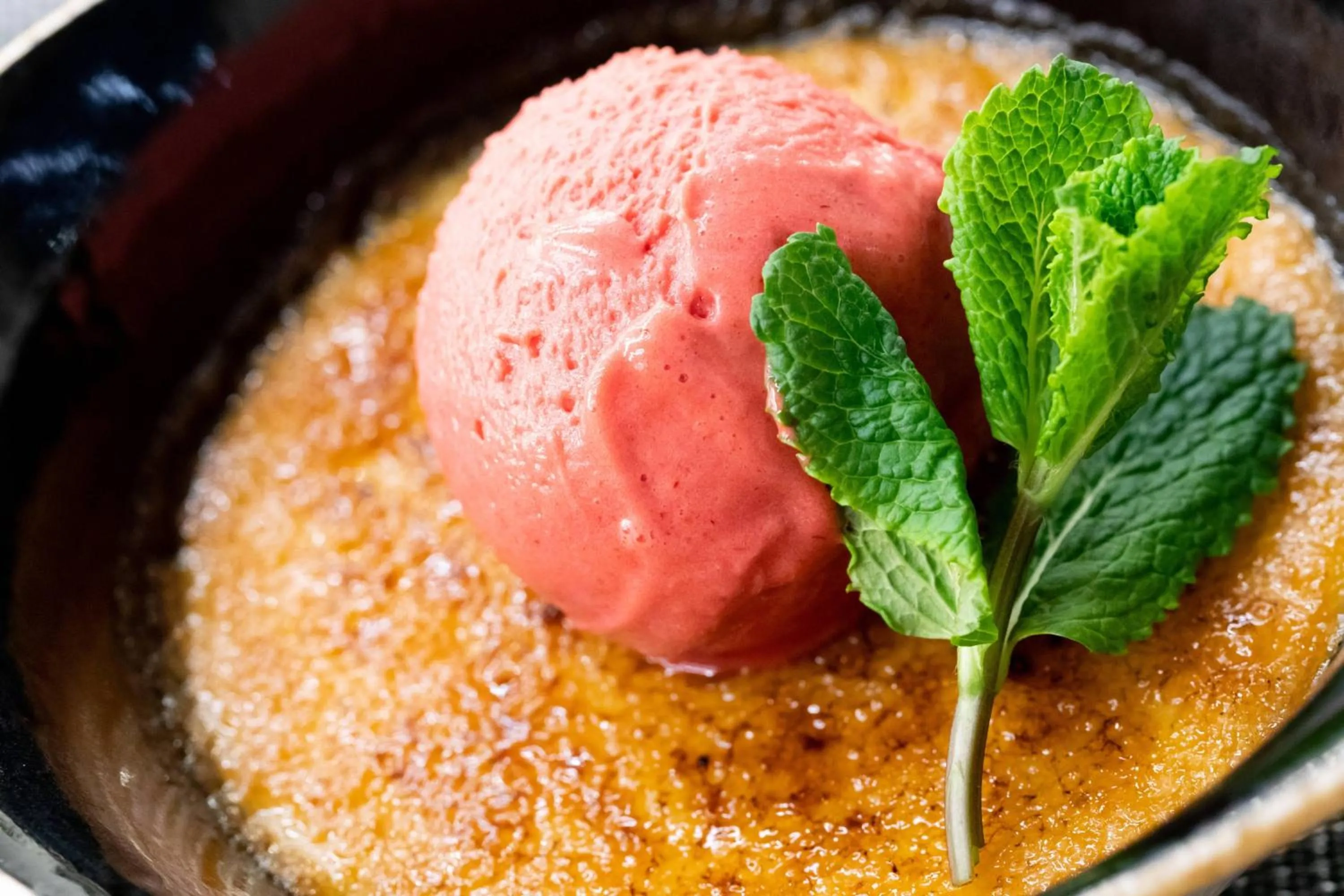 Lounge or bar in Courtyard Tampere City