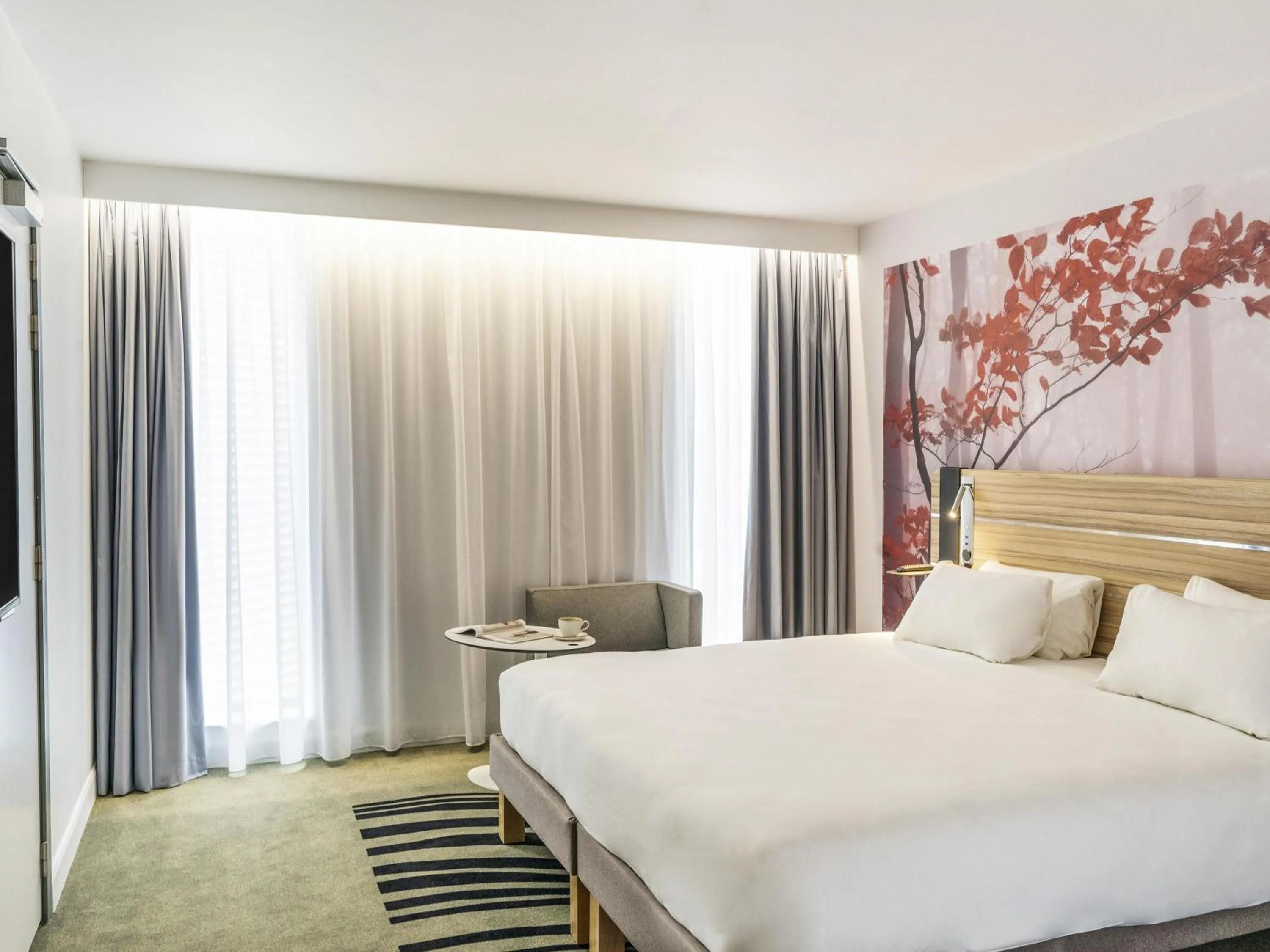 Bedroom, Bed in Novotel Leicester