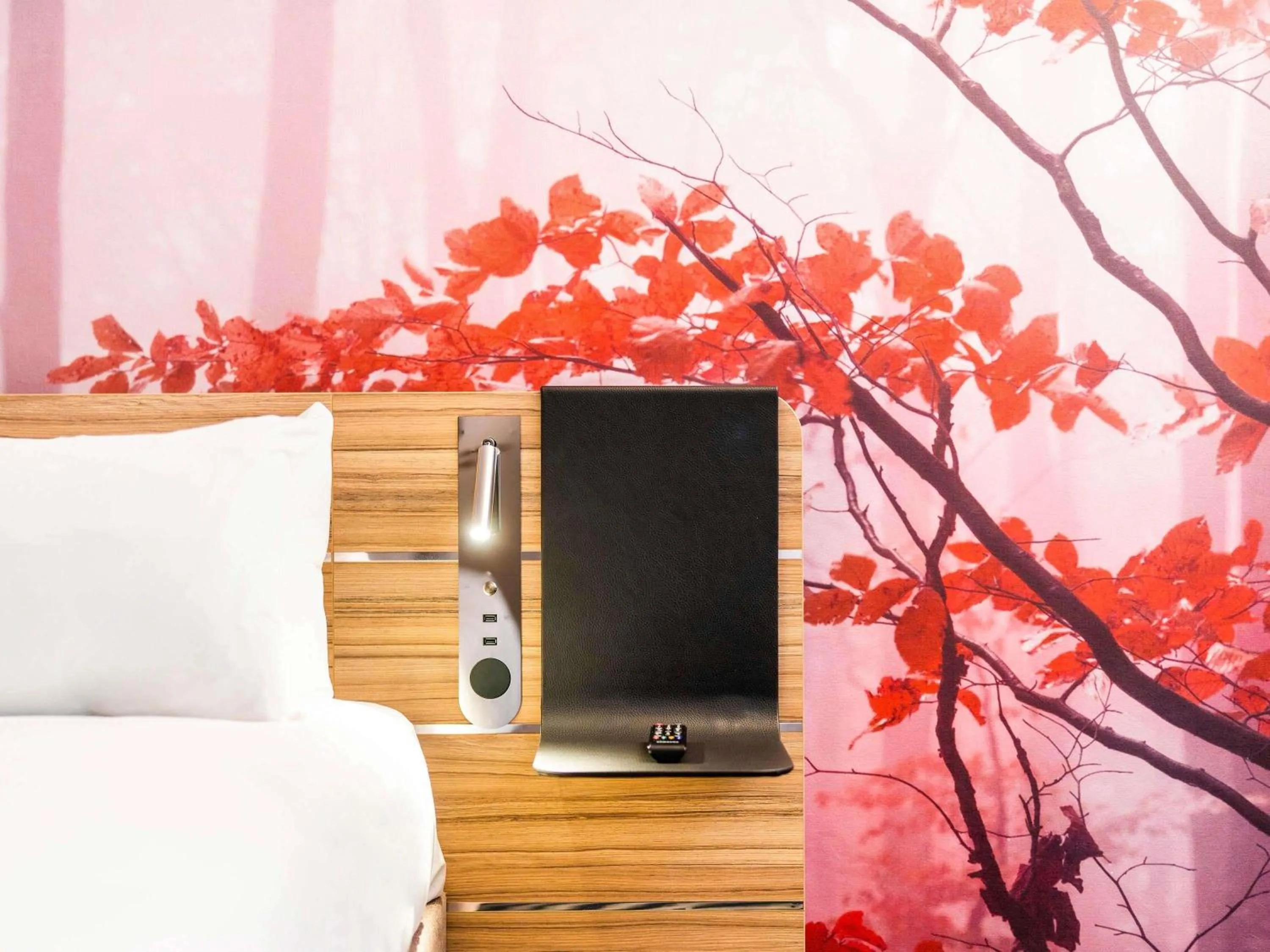 Bedroom, Bed in Novotel Leicester