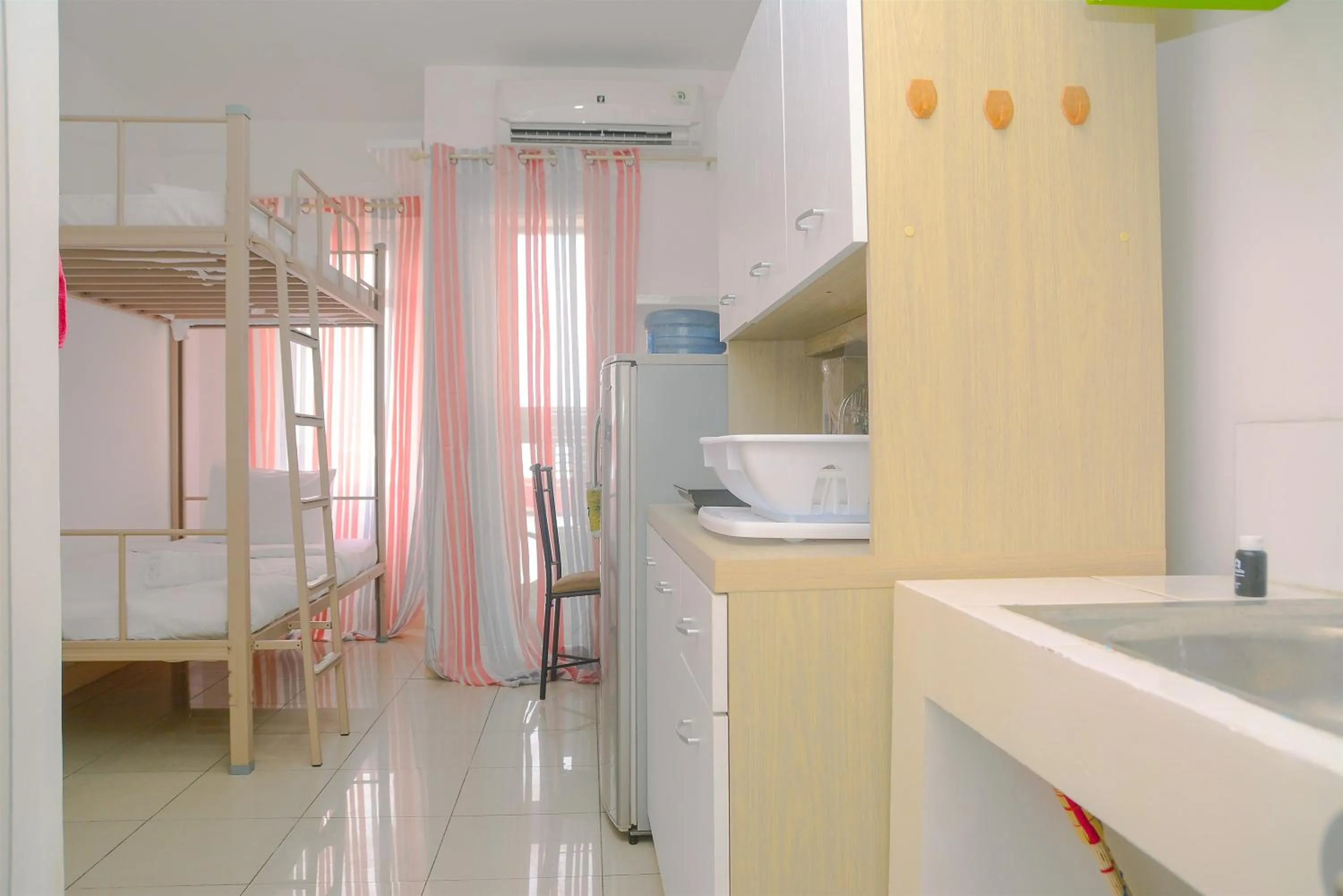 Kitchen or kitchenette in Green Bay Pluit Studio Apartment with 2 Single Beds By Travelio