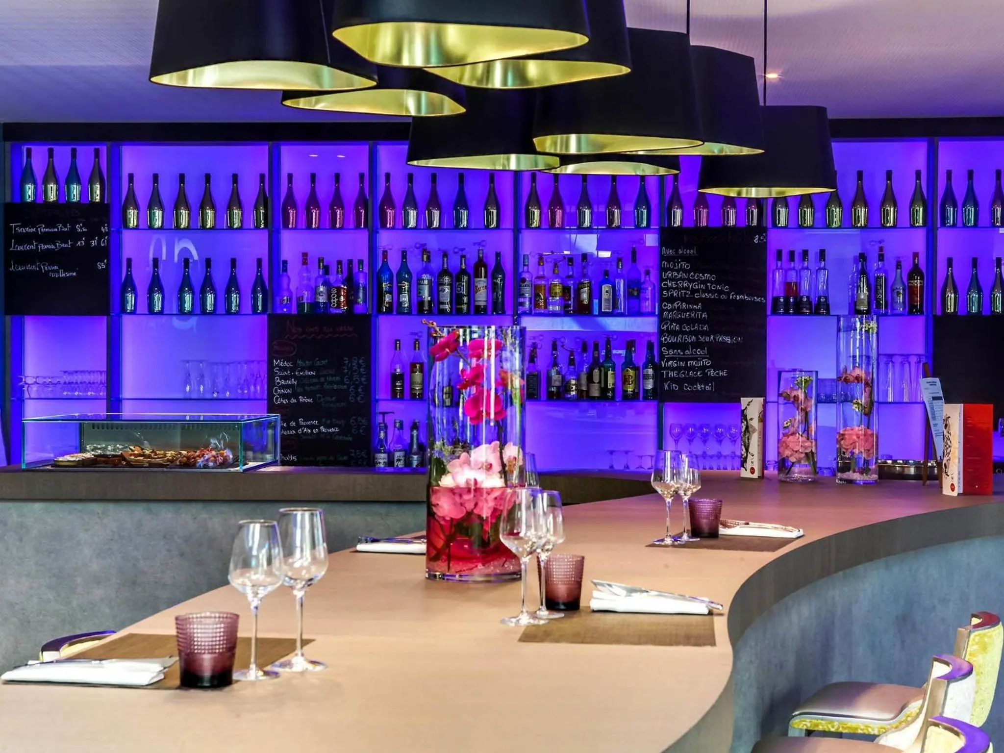 Lounge or bar in Novotel Orléans Saint Jean de Braye