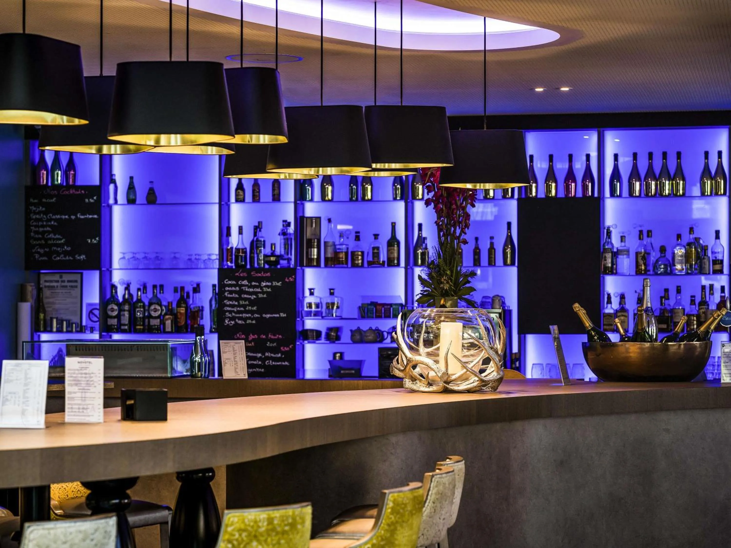 Lounge or bar in Novotel Orléans Saint Jean de Braye