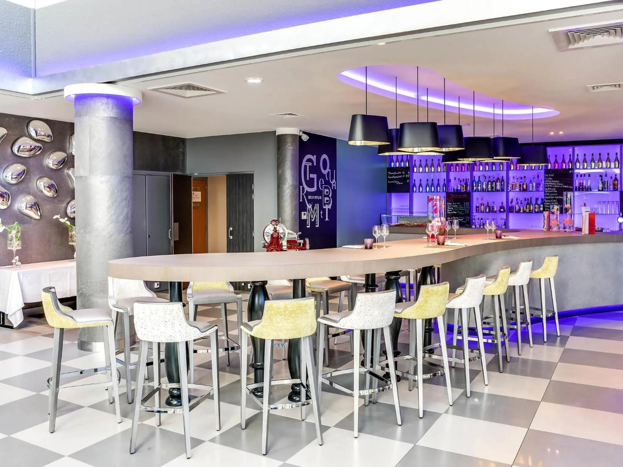 Lounge or bar in Novotel Orléans Saint Jean de Braye