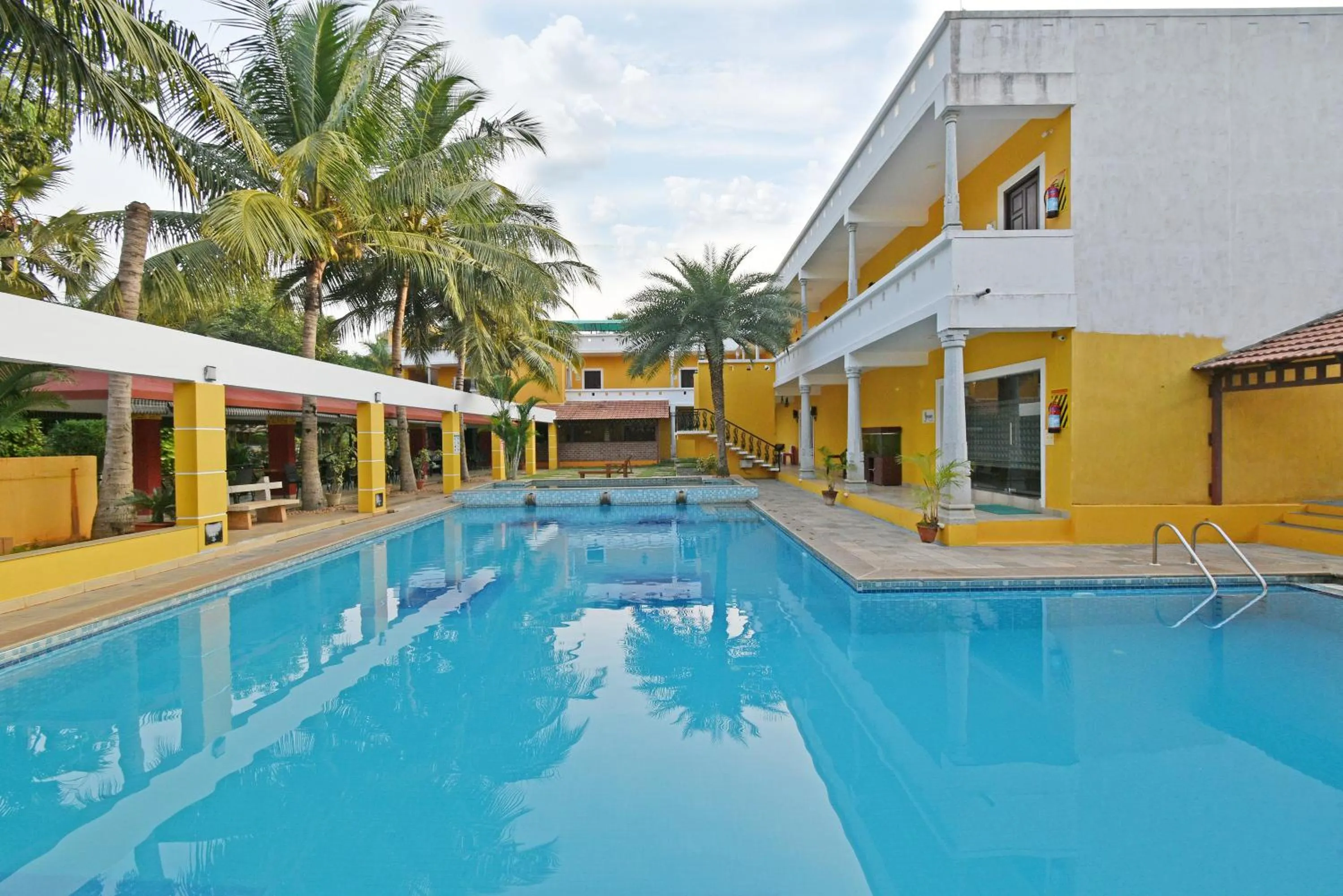 Swimming pool in Poppys Olive de' villa