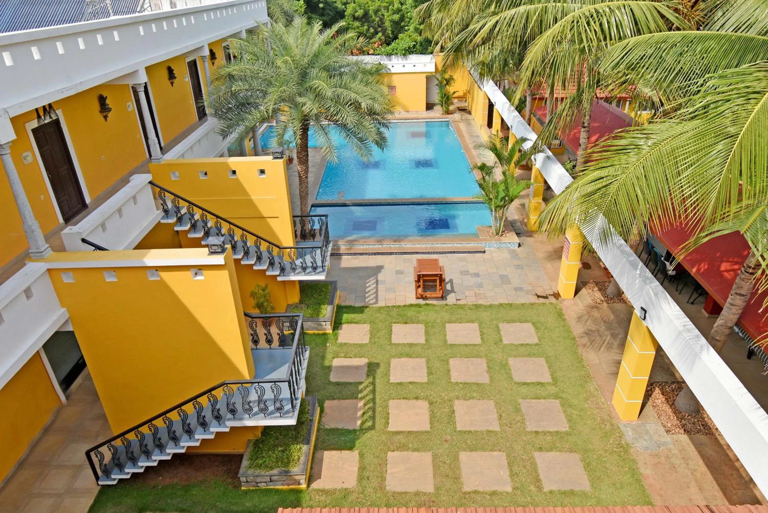 Swimming pool in Poppys Olive de' villa