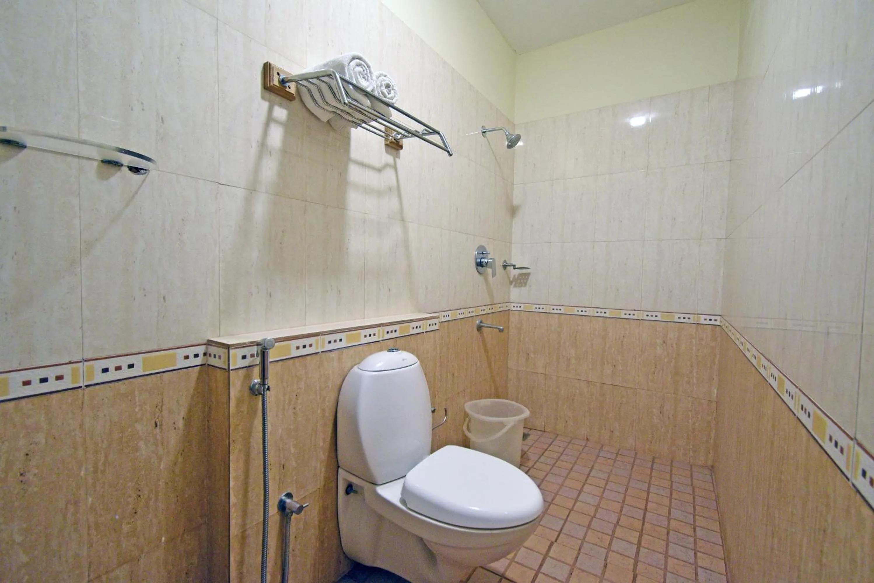 Toilet in Poppys Olive de' villa