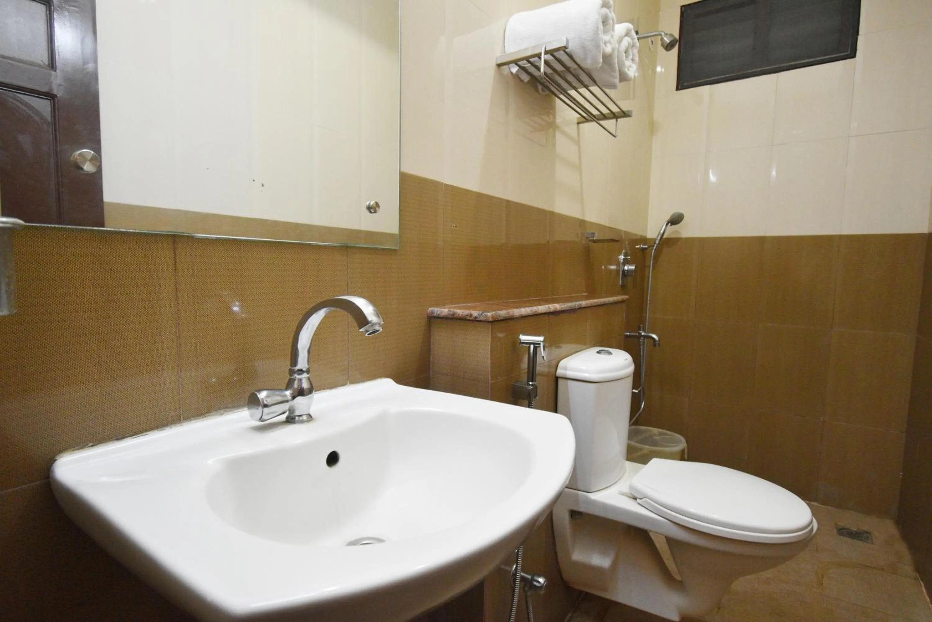 Toilet in Poppys Olive de' villa