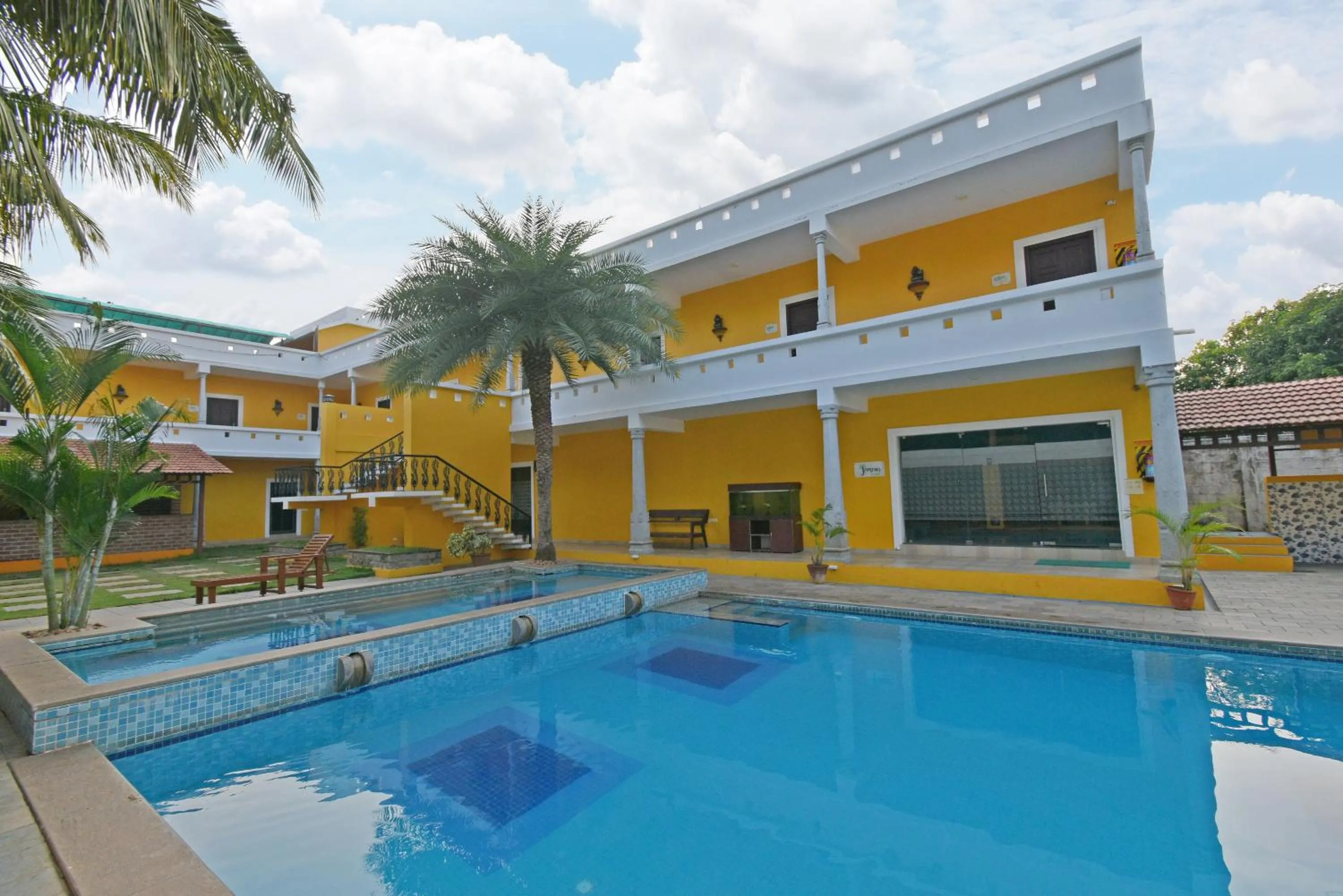 Swimming pool in Poppys Olive de' villa