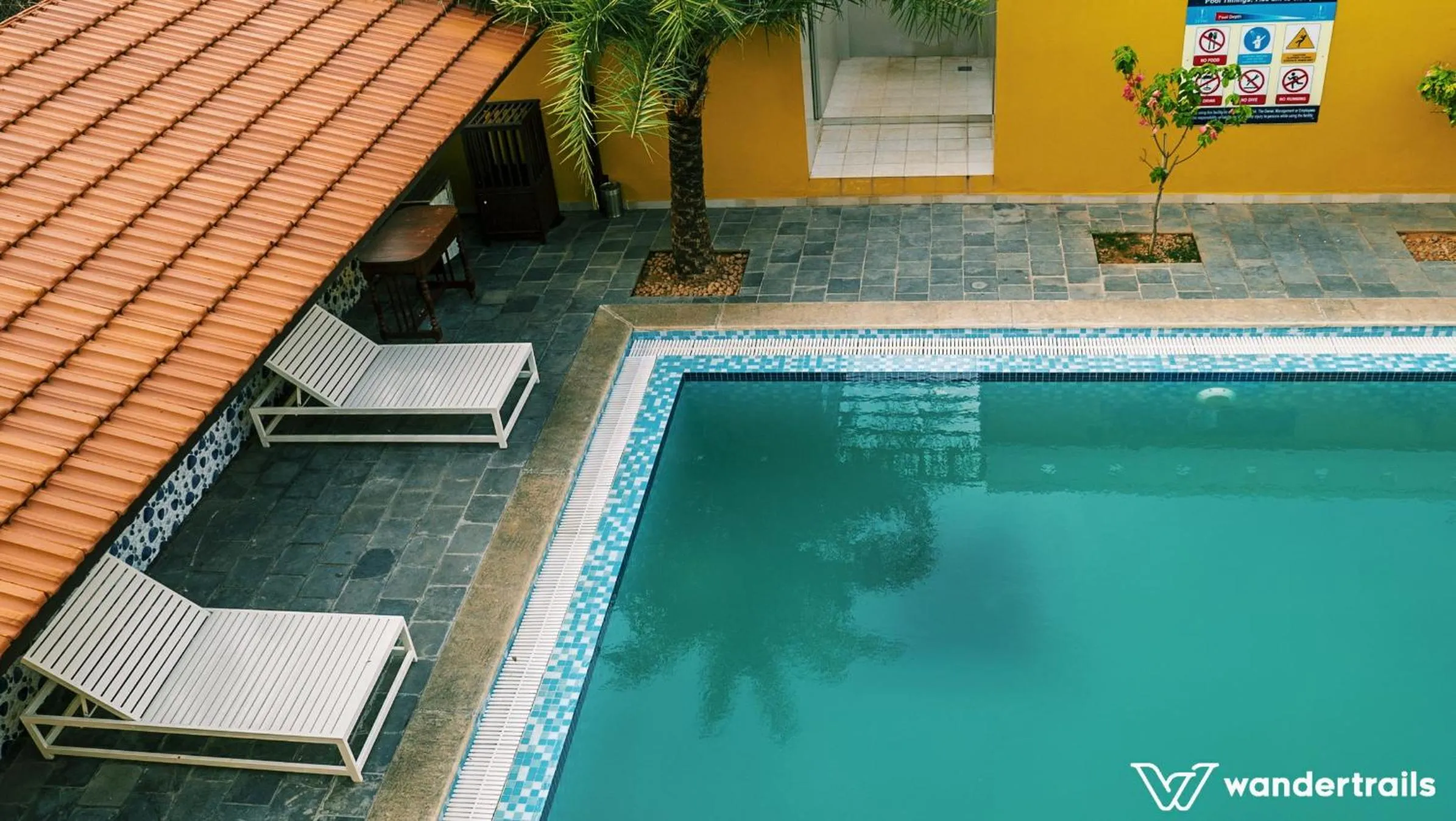Pool view in Poppys Olive de' villa