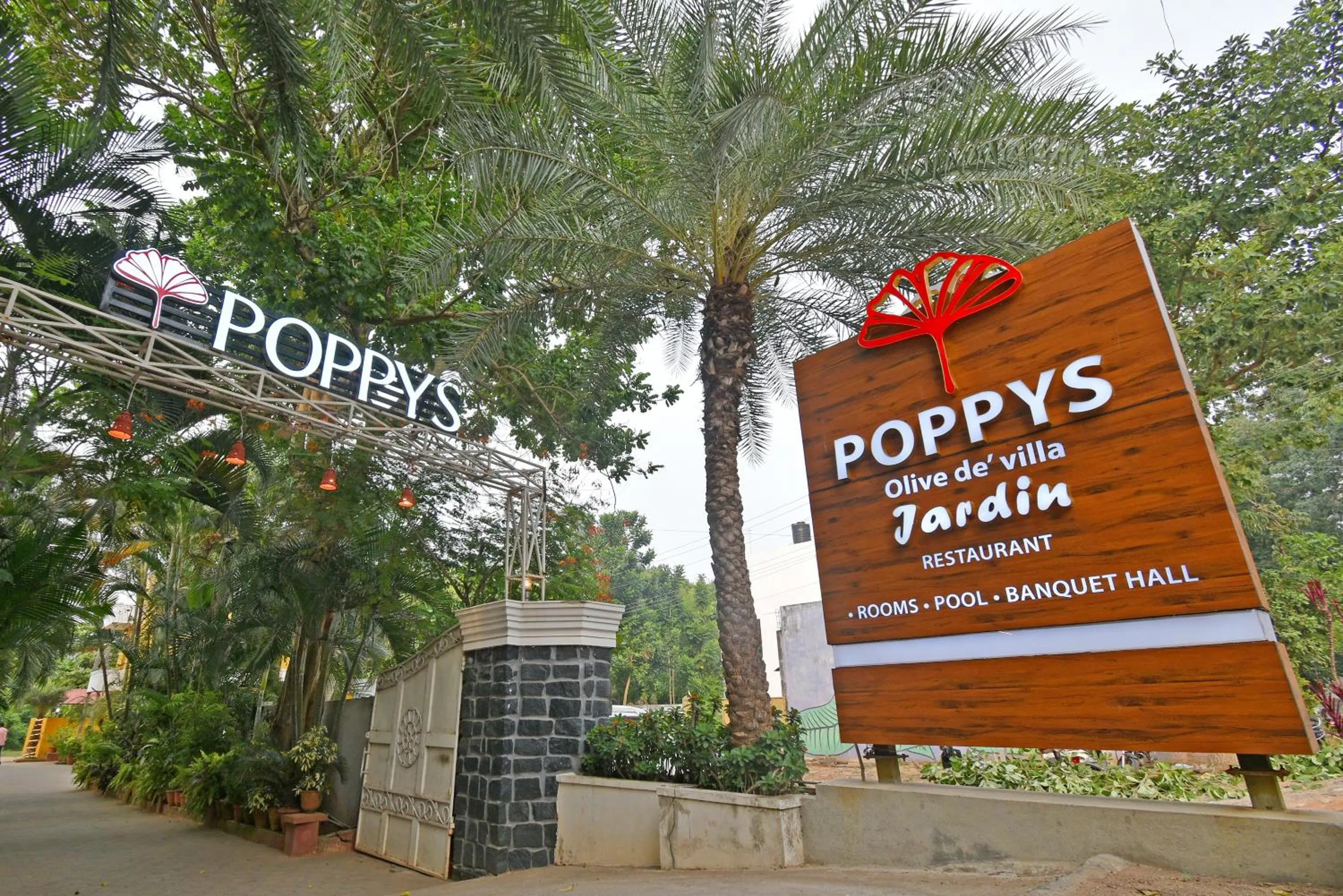 Facade/entrance in Poppys Olive de' villa