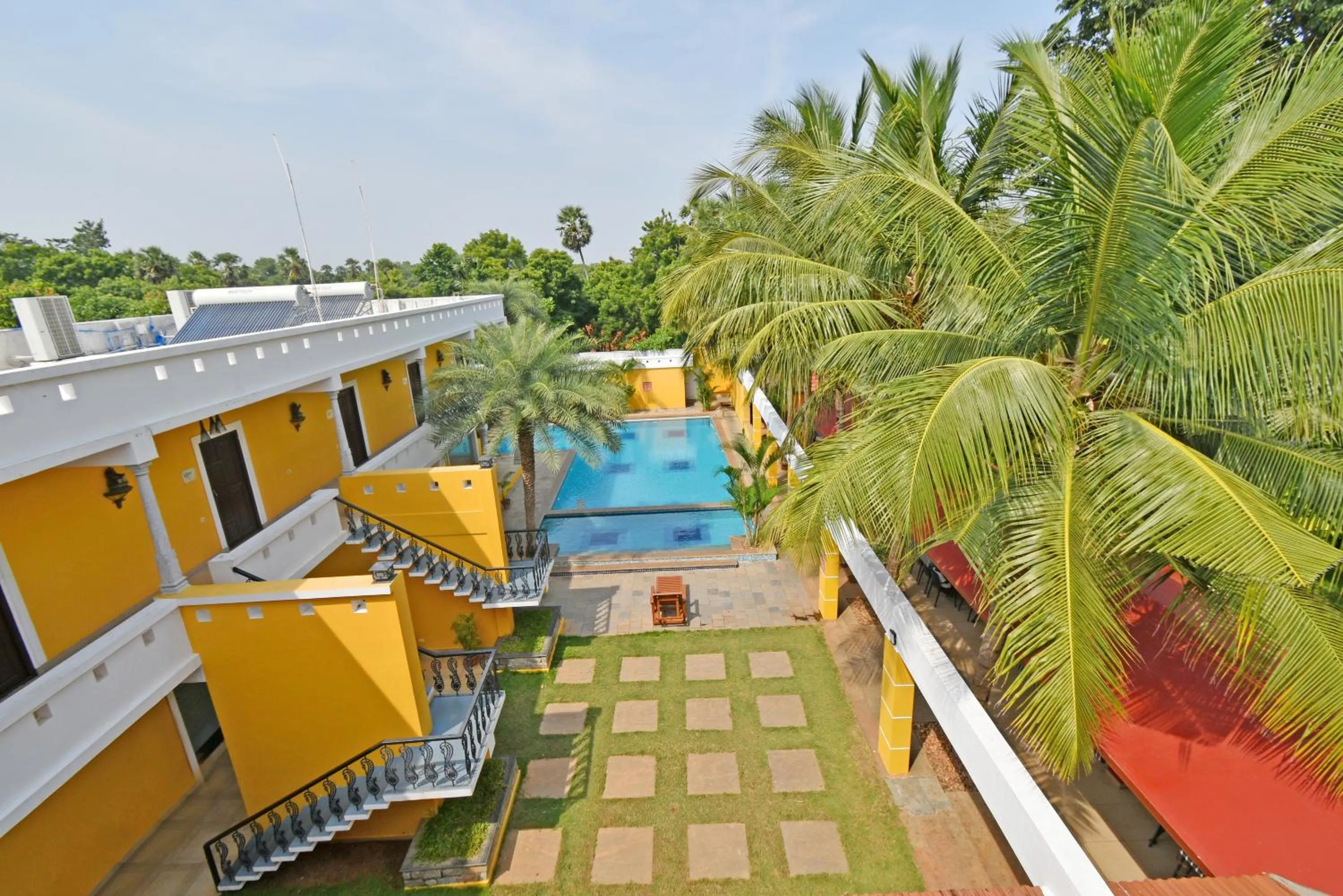 Pool view in Poppys Olive de' villa