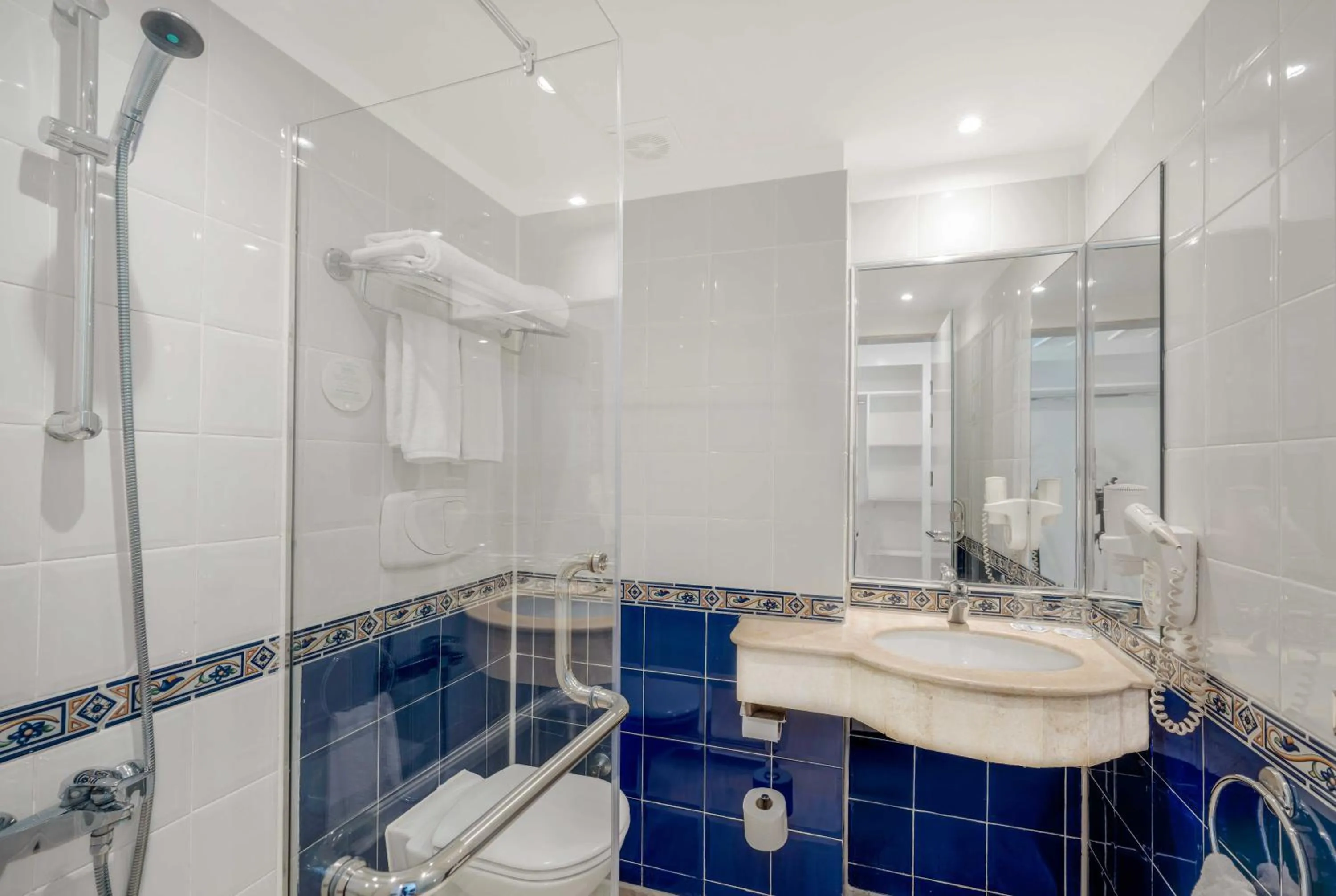 Shower in Steigenberger Aqua Magic, All inclusive