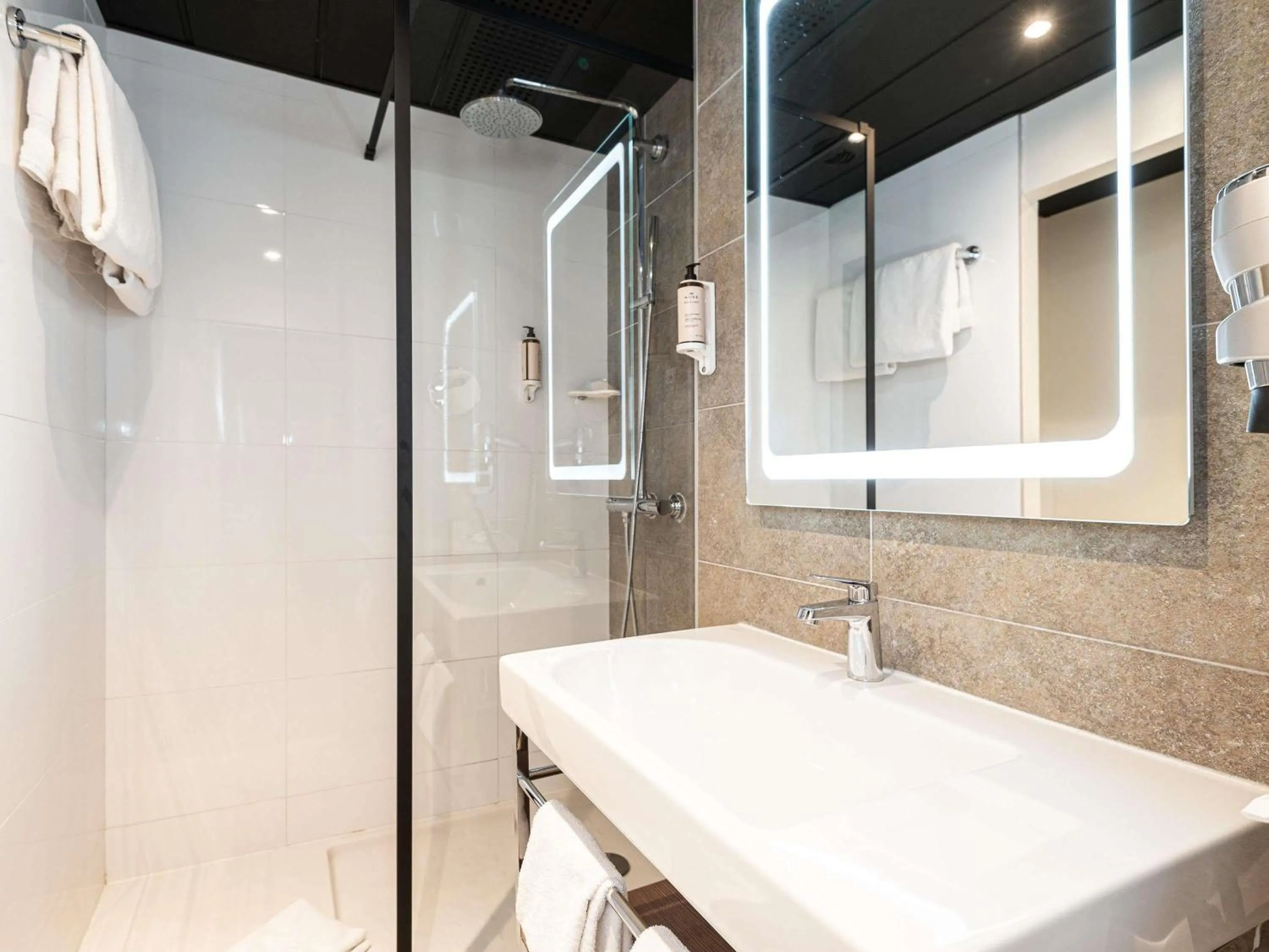 Bedroom in Mercure Carcassonne La Cité