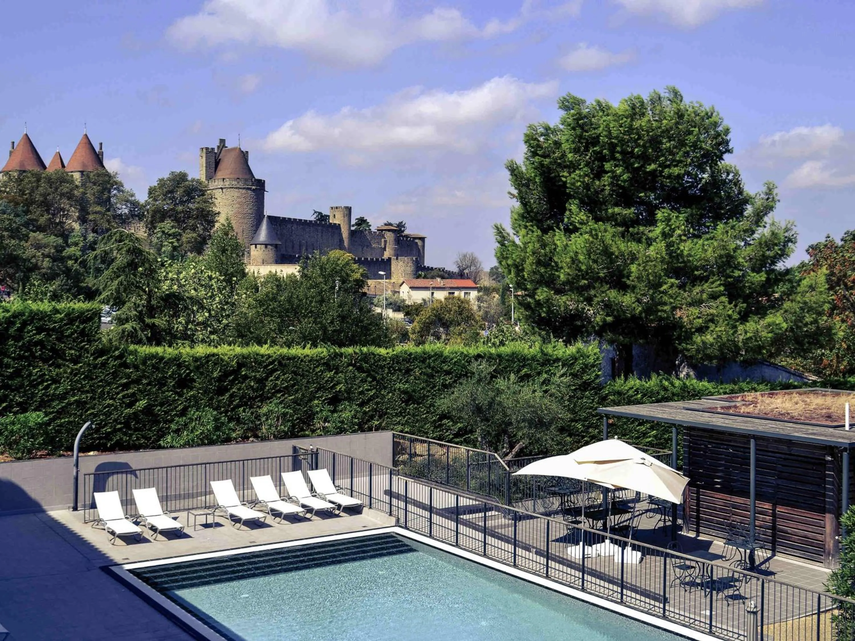 Pool view in Mercure Carcassonne La Cité