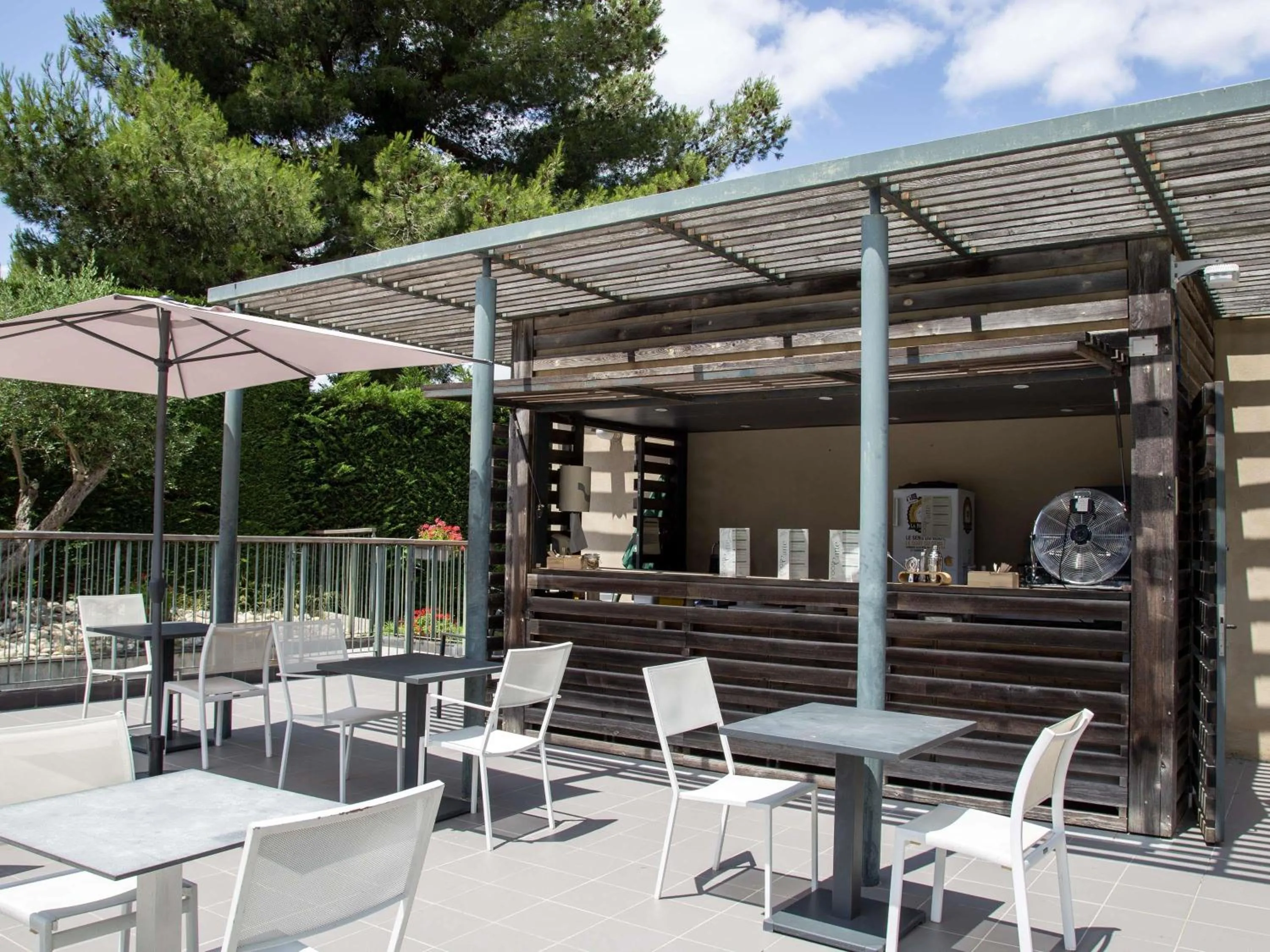 Pool view in Mercure Carcassonne La Cité