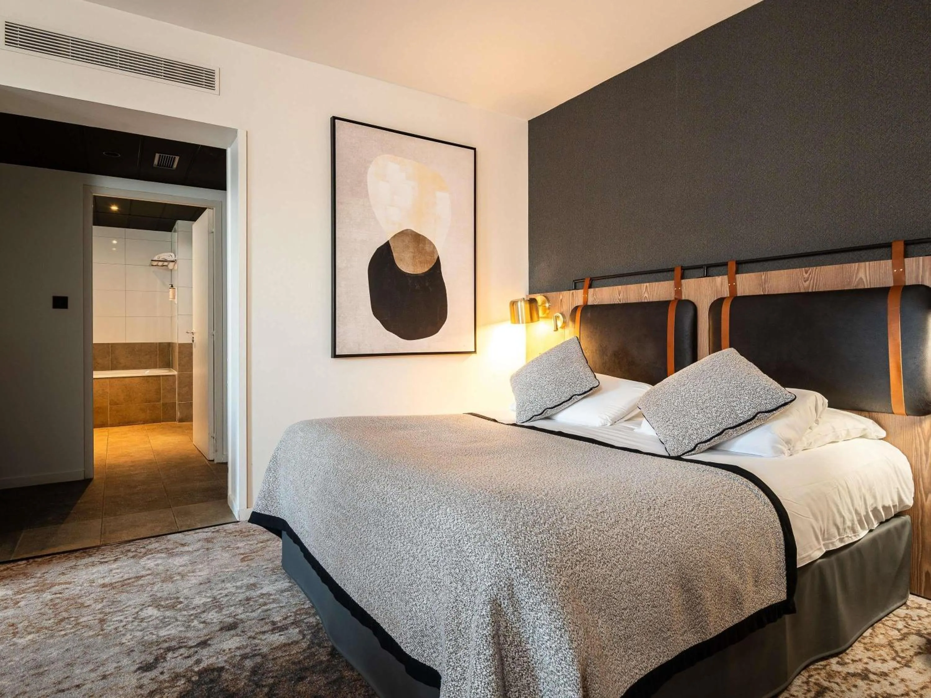 Property building, Bed in Mercure Carcassonne La Cité