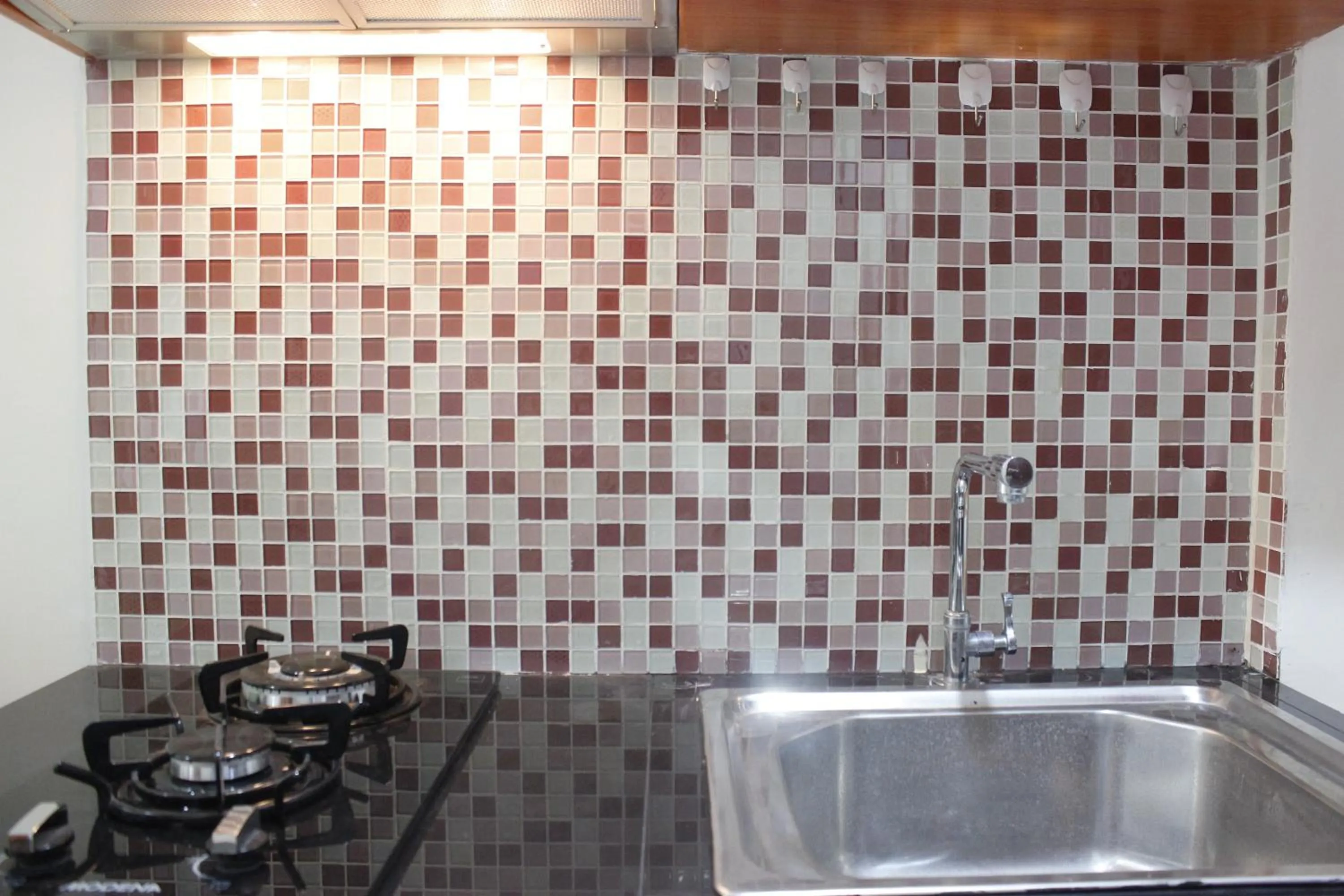 Kitchen or kitchenette in Compact Studio Tamansari Panoramic Apartment By Travelio