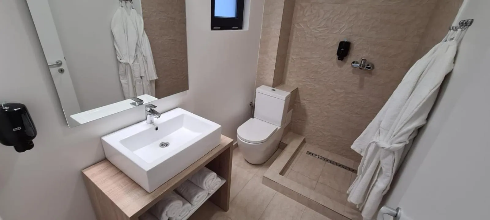 Shower in Vila Arthur