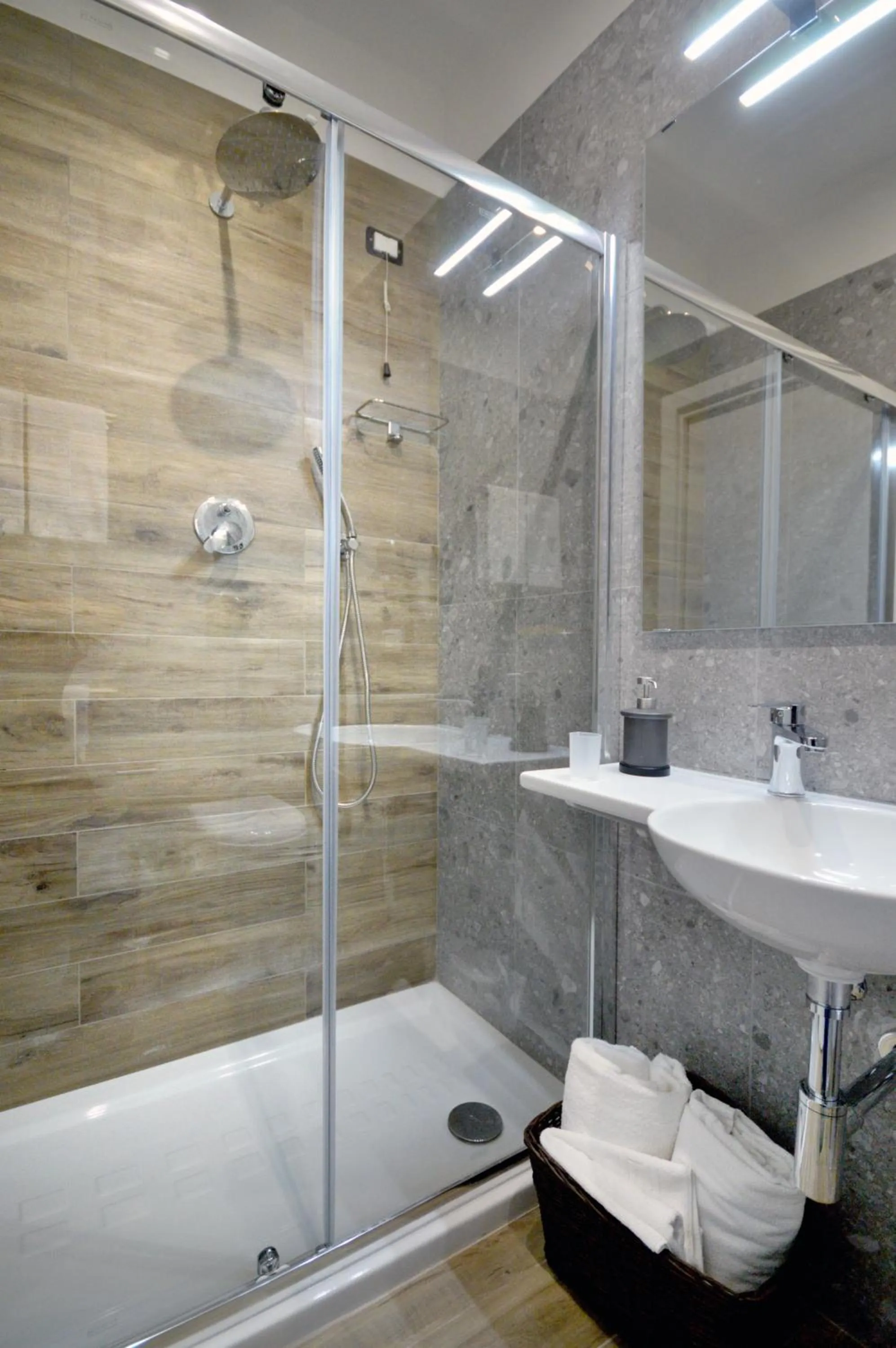 Bathroom in Napoliseason Rooms & Breakfast