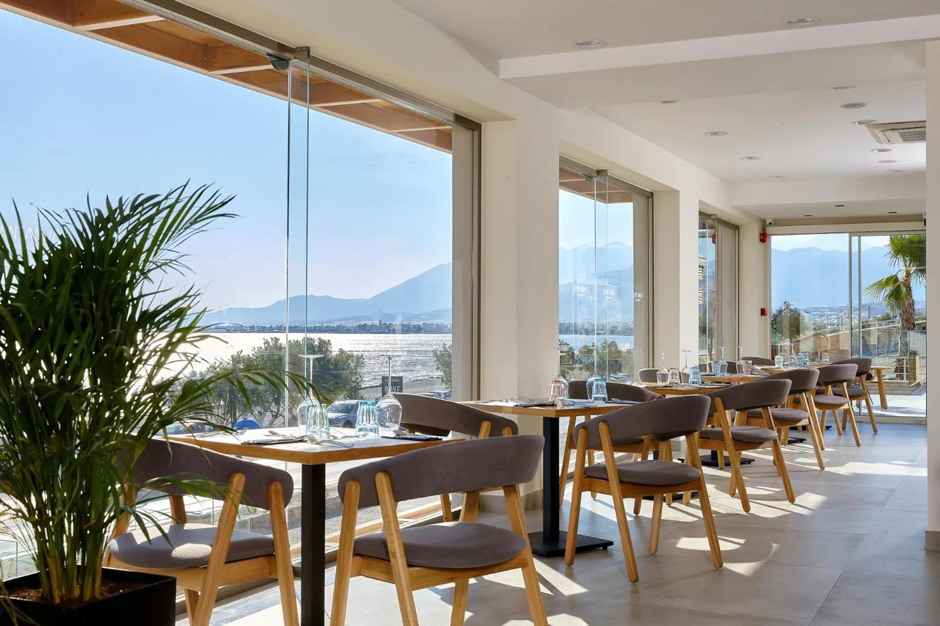 Restaurant/places to eat in Enorme Santanna Beach