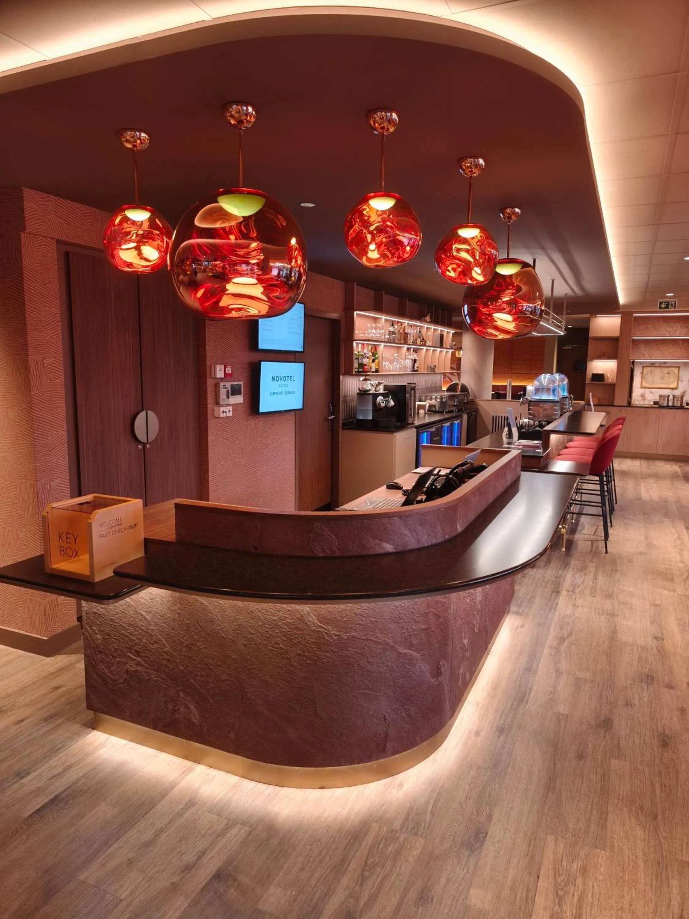 Lobby or reception in Novotel Suites Clermont Ferrand Polydome