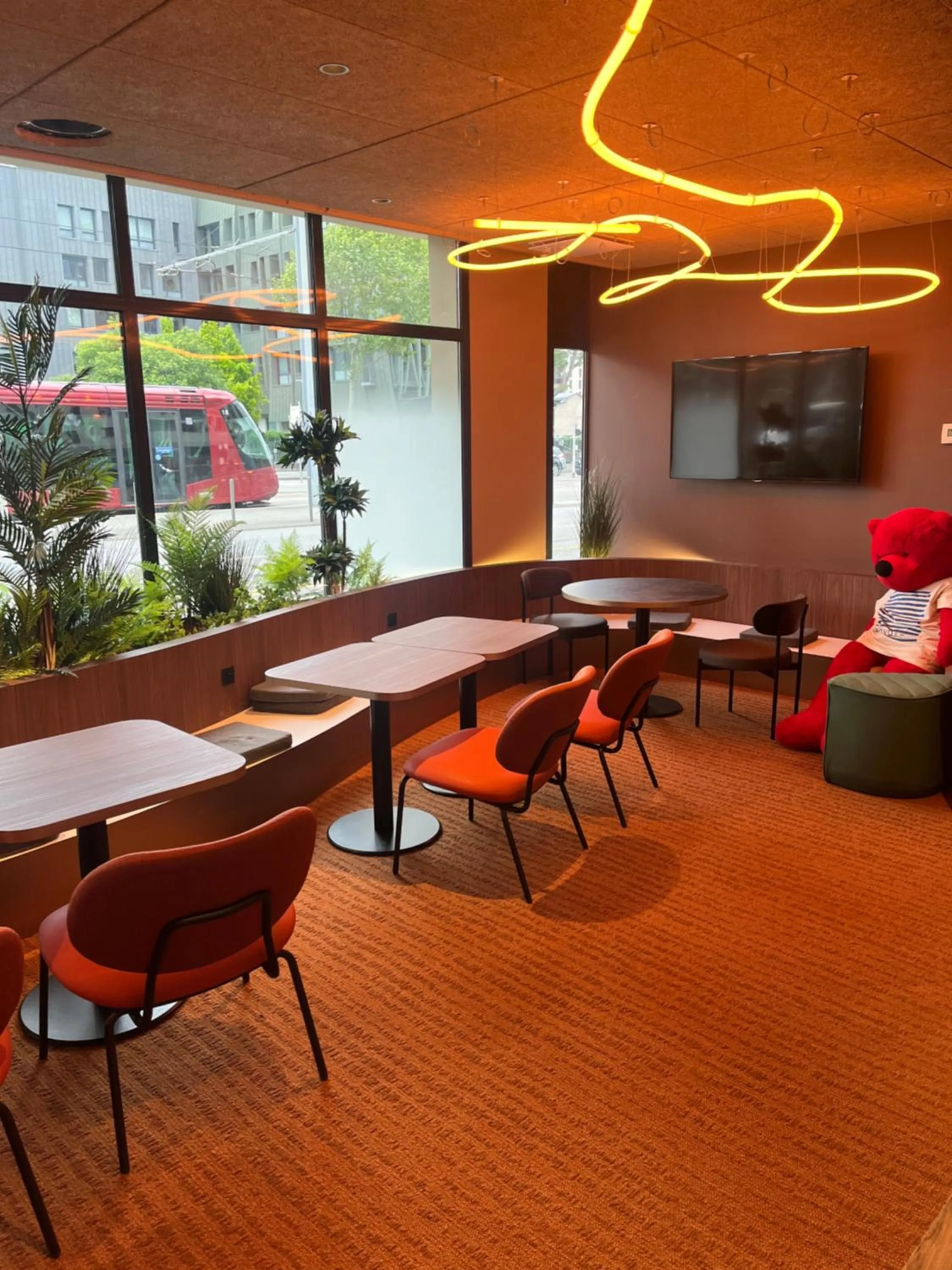 Lounge or bar in Novotel Suites Clermont Ferrand Polydome