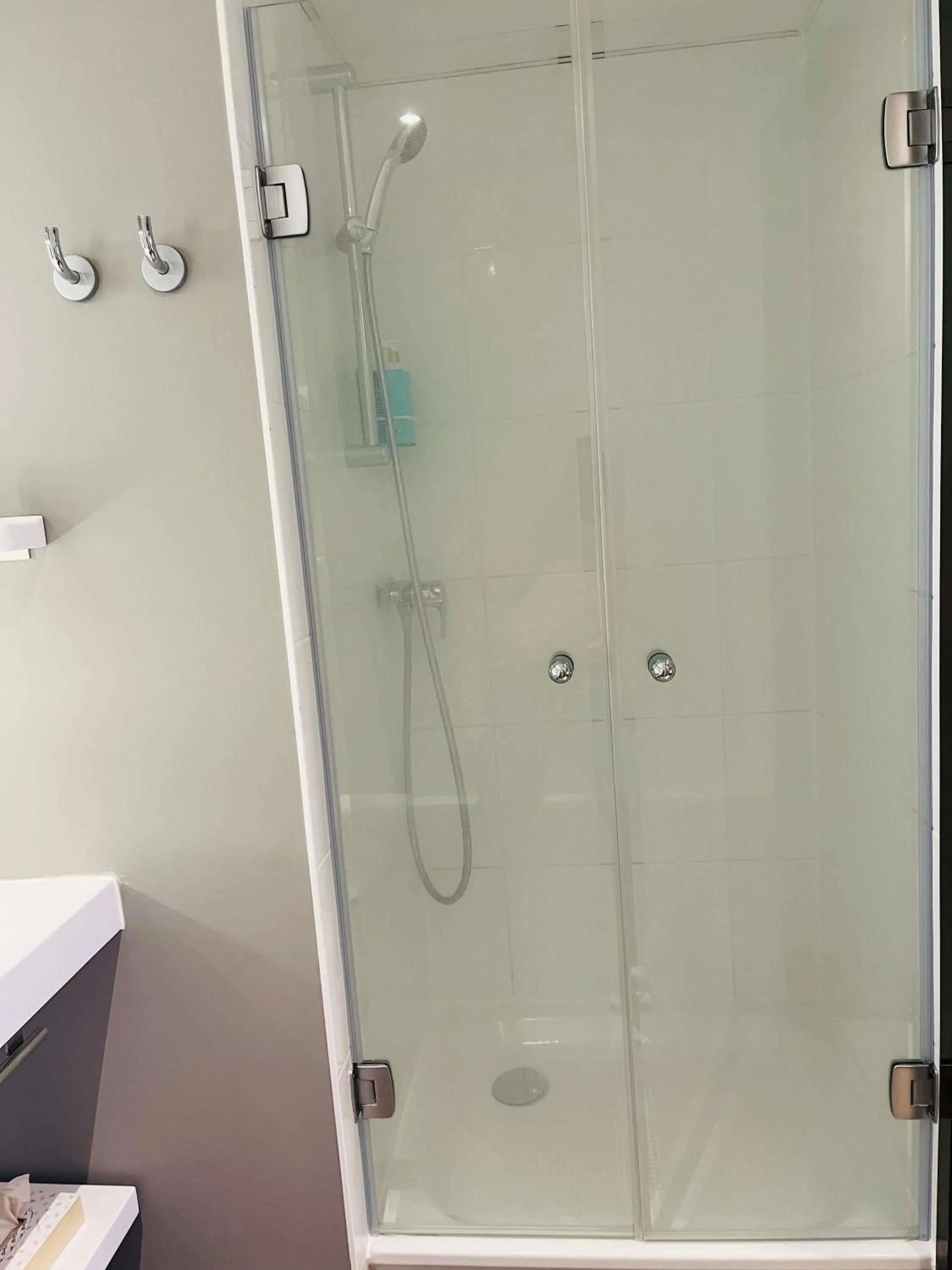 Shower in Novotel Suites Clermont Ferrand Polydome